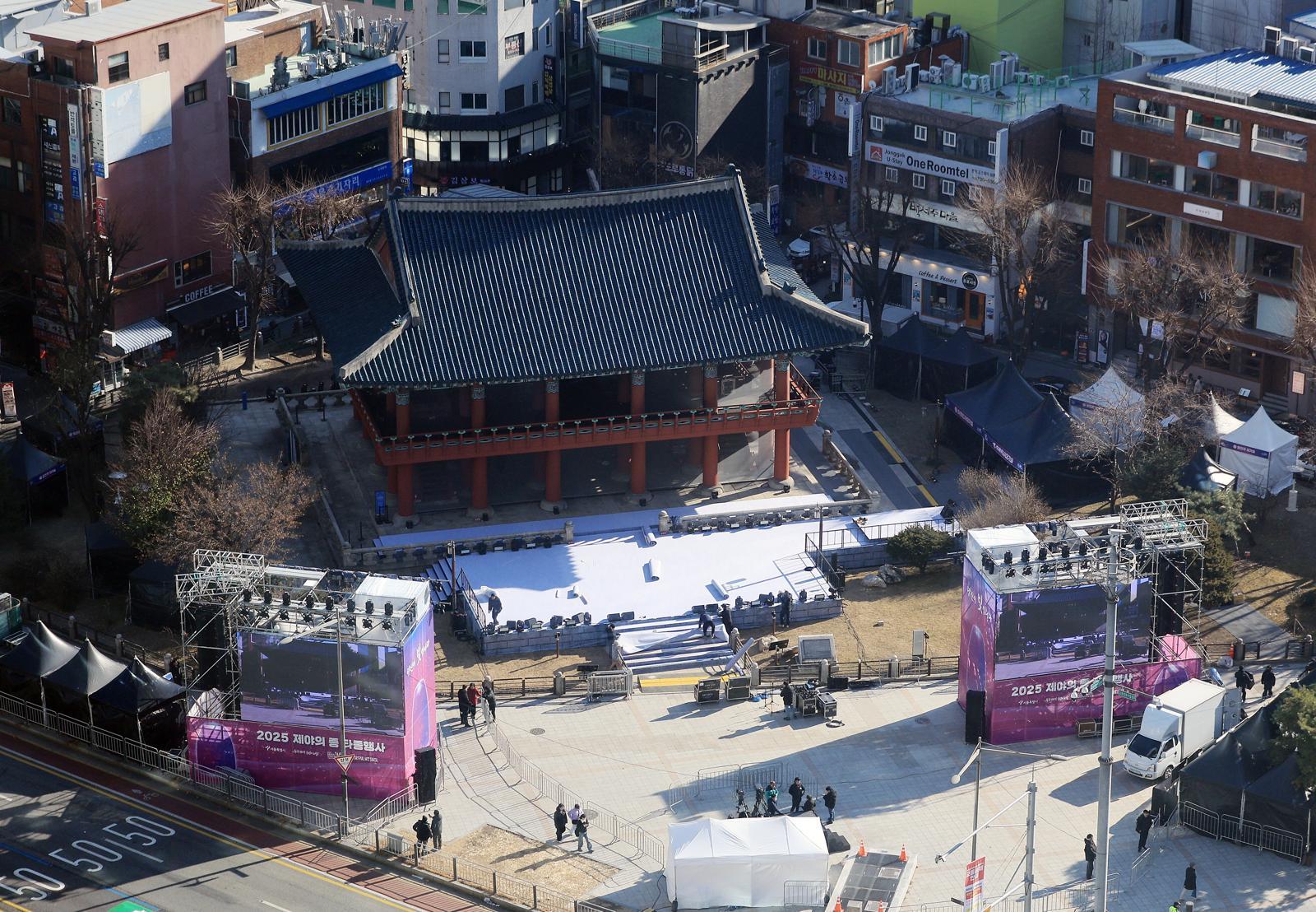 30일 서울 종로구 보신각 일대에서 ‘제야의 종 타종 행사’를 앞두고 행사준비가 진행되고 있다. 뉴스1