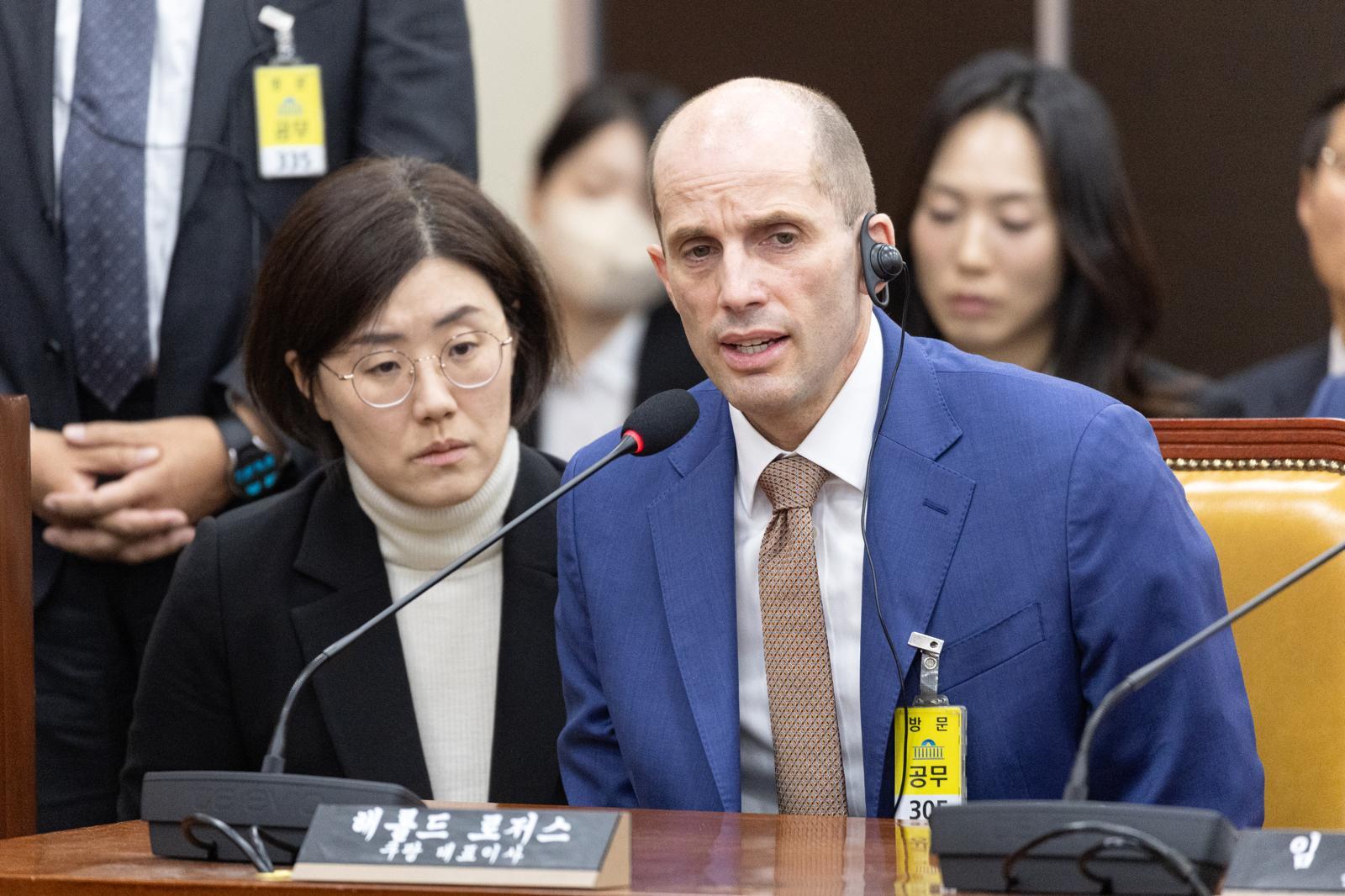 해롤드 로저스 쿠팡 대표이사가 31일 서울 여의도 국회에서 열린 제430회국회(임시회) 쿠팡 침해사고 및 개인정보 유출, 불공정 거래, 노동환경 실태 파악과 재발방지 대책 마련을 위한 연석 청문회에 출석해 질의에 답변하고 있다. 뉴스1