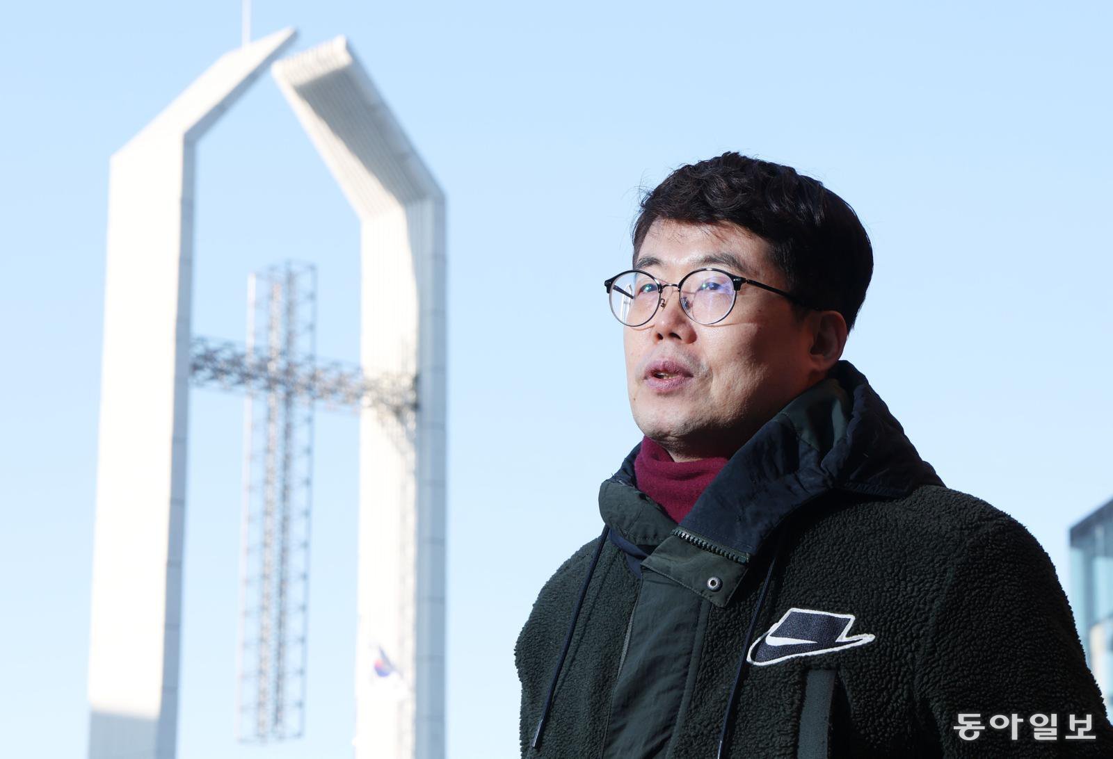 정베드로 목사는 “세 선교사 외에 탈북민 출신인 우리 국민 4명(고현철, 김원호, 함진우, 박정호)이 더 북한에 억류돼 있다”라며 “중국과 북한 접경지대에서 활동하다 납치된 걸로 아는데 제대로 파악되지 않았을 뿐 이런 경우가 이들 말고도 더 있을 가능성이 높다”라고 말했다. 신원건 기자 laputa@donga.com