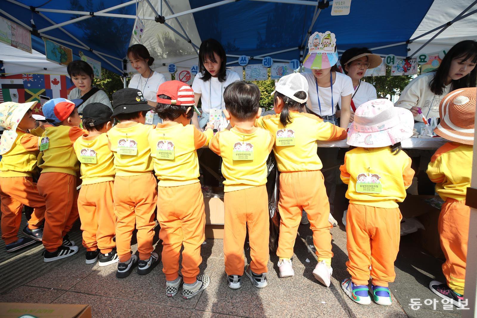 서울 영등포구 영등포공원에서 어린이들이 가족, 교사들과 함께 ‘에코백 만들기’ 행사에 참여하고 있다. 1일부터 보육수당 비과세 한도가 자녀 1인당 20만 원으로 늘어난다. 동아일보DB