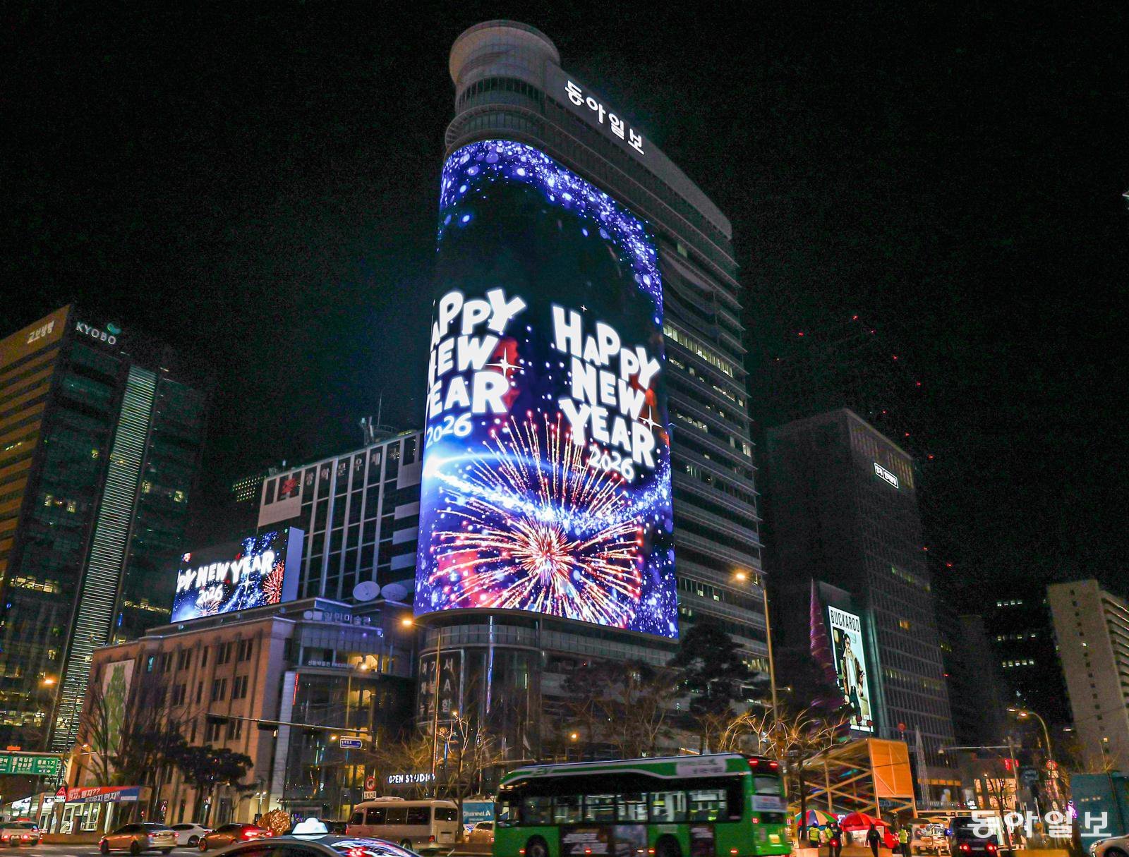 1일 서울 종로구 동아미디어센터에 설치된 국내 최대 규모의 미디어 사이니지 ‘룩스(LUUX)’를 통해 신년 카운트다운과 함께 미디어아트 메시지가 송출되고 있다. 새해를 축하하는 메시지를 담은 이 영상은 2026년 병오년(丙午年) 첫날인 1일 0시에 룩스를 포함한 광화문 일대의 미디어 사이니지 9곳에서 동시 송출했다. 이한결 기자 always@donga.com