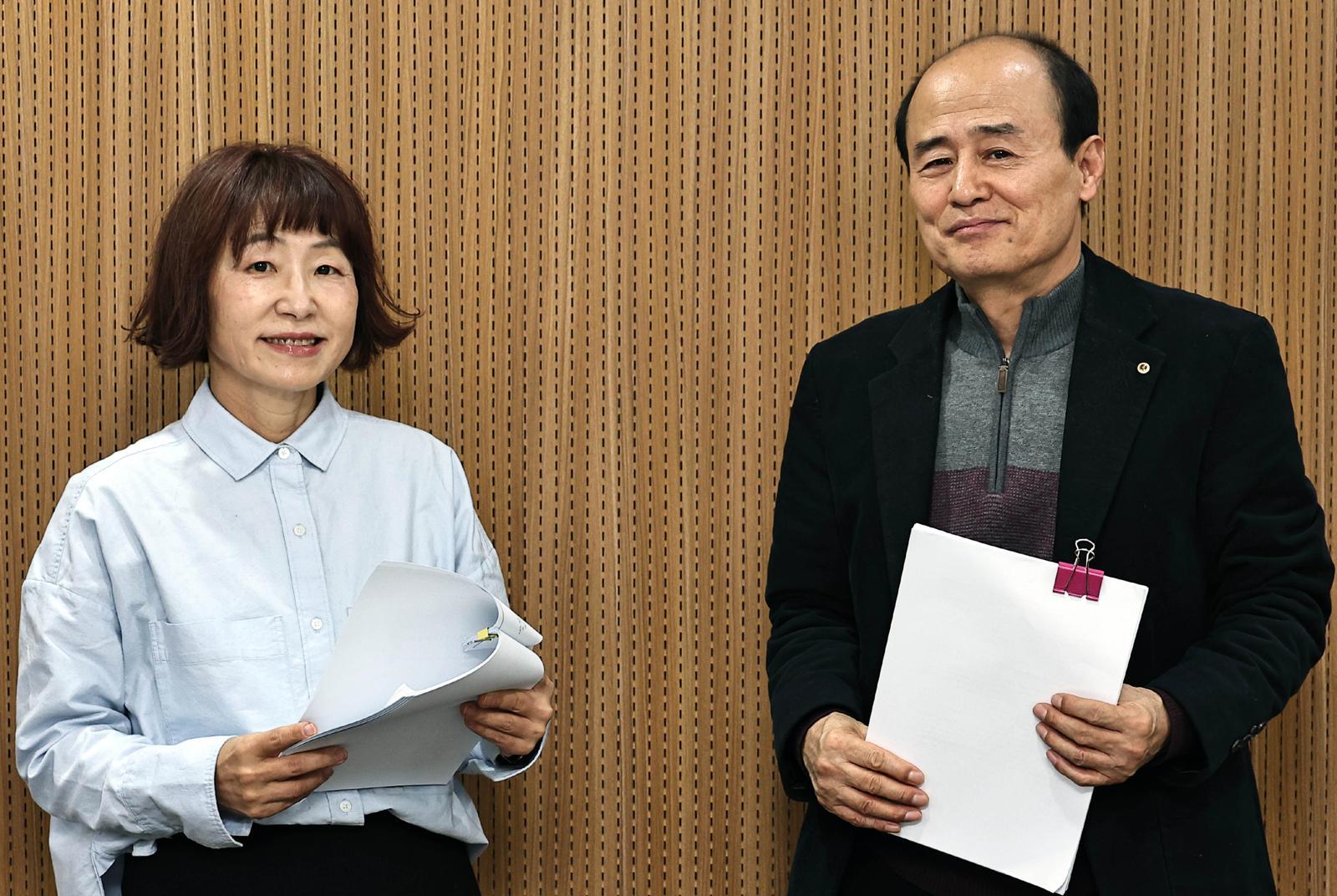 은희경 씨(왼쪽)와 구효서 씨.