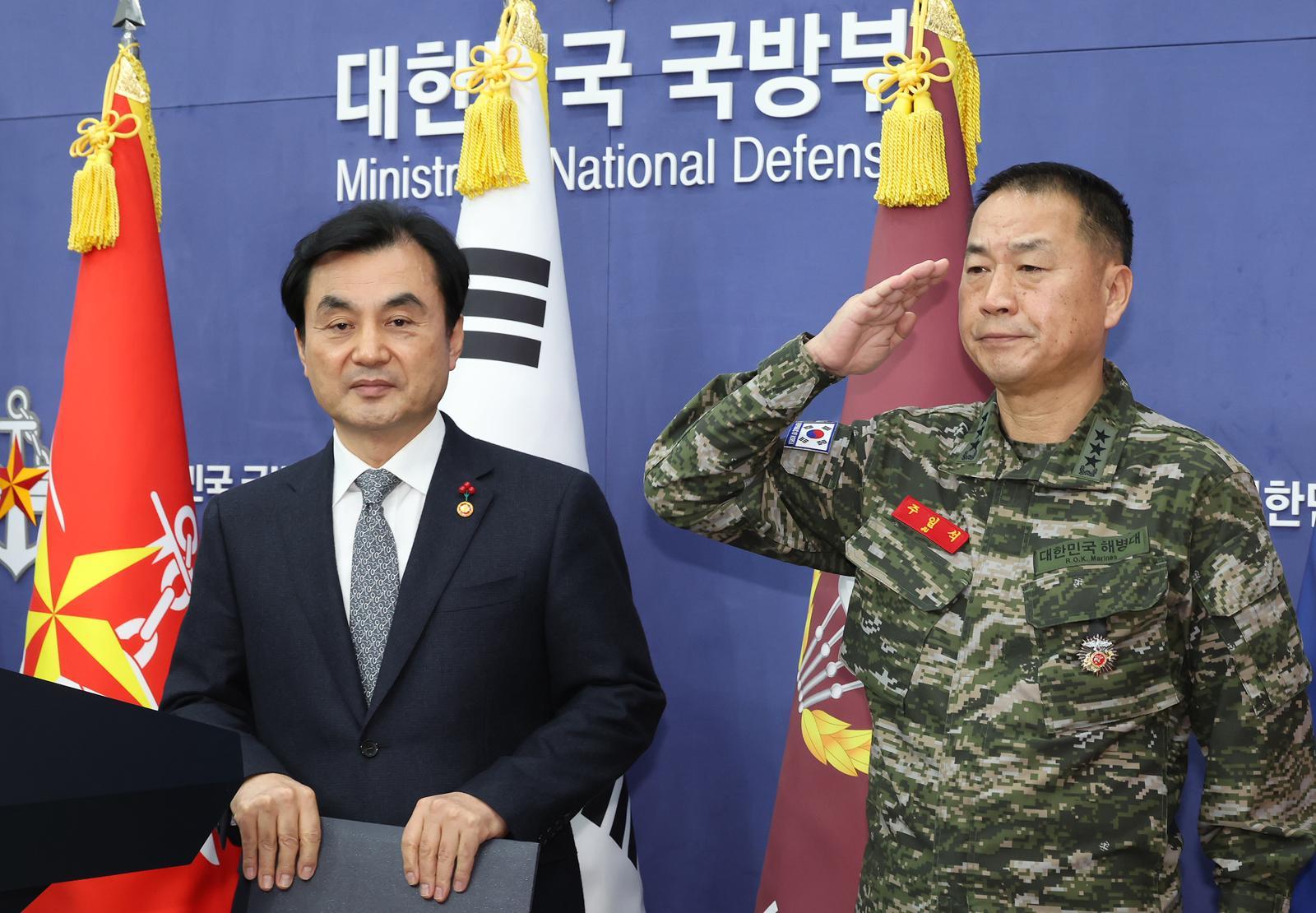 안규백 국방부 장관(왼쪽)이 31일 오후 서울 용산구 국방부 브리핑실에서 ‘준4군 체제로 해병대 개편’ 기자회견에 참석해 있다. 오른쪽은 주일석 해병대사령관. 뉴스1