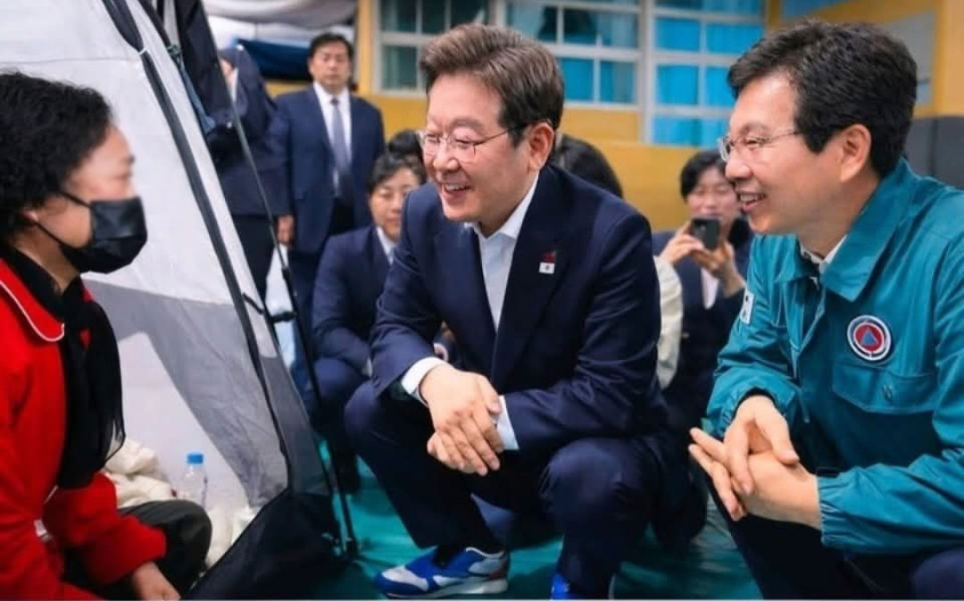 인공지능(AI)을 이용한 합성 의혹이 제기된 이재명 대통령과 박병규 광주 광산구청장(오른쪽) 사진. 31일 박 구청장은 이 사진이 2025년 5월 금호타이어 광주공장 화재 이재민 대피소에서 찍힌 실제 사진이라고 밝혔다. 광산구 제공