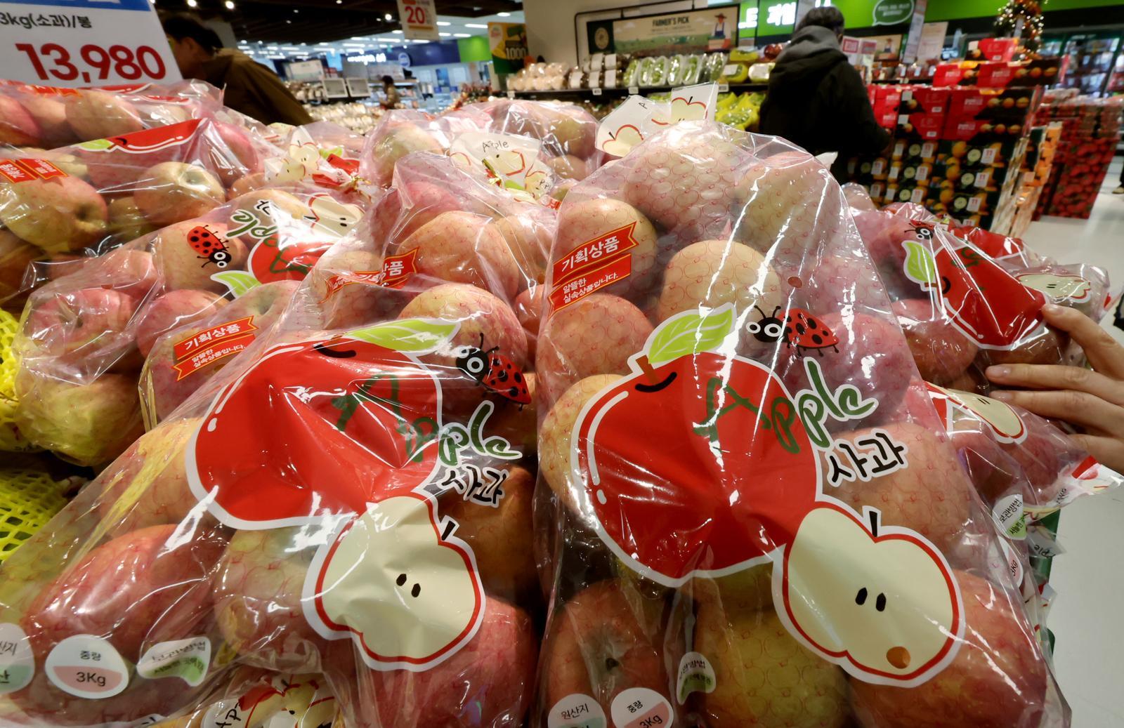 31일 서울의 한 마트에서 시민이 사과를 구매하고 있다.  2025.12.31/뉴스1