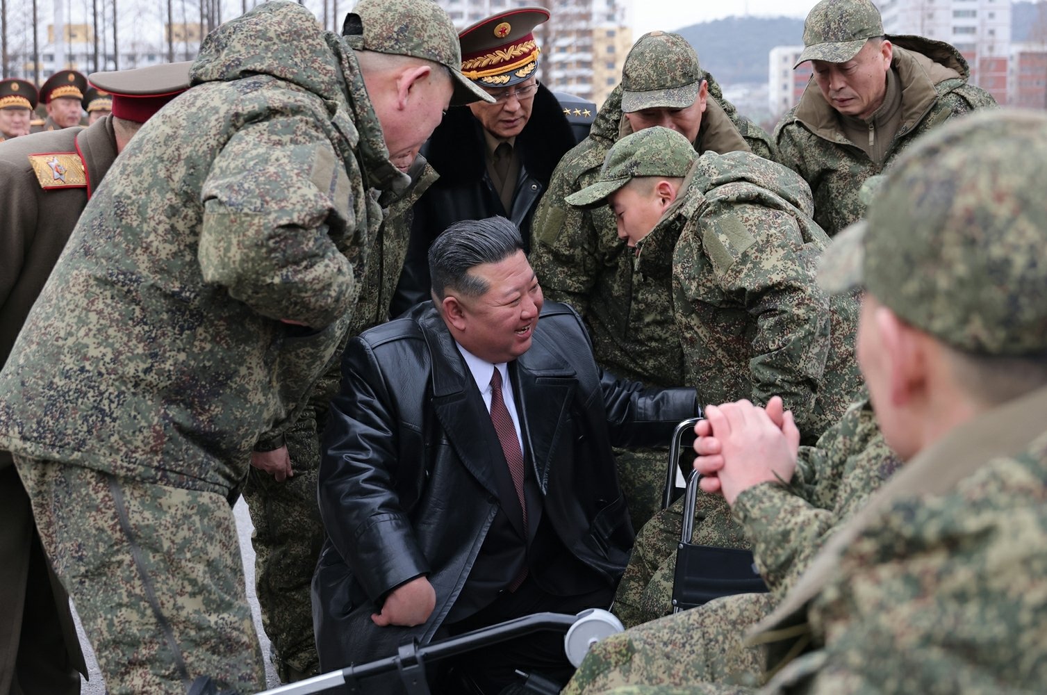 북한 노동당 기관지 노동신문은 지난 2025년 12월 12일 평양의 4.25문화회관광장에서 제528공병연대 환영식이 진행됐다고 보도했다. (평양 노동신문=뉴스1)