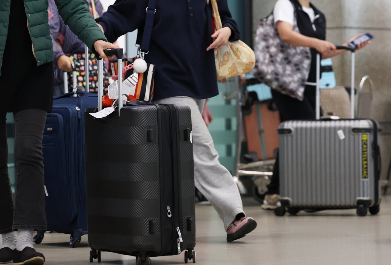 추석 황금연휴를 해외에서 보내고 돌아온 여행객들이 인천국제공항 1터미널로 귀국하고 있다. 2025.10.12/뉴스1