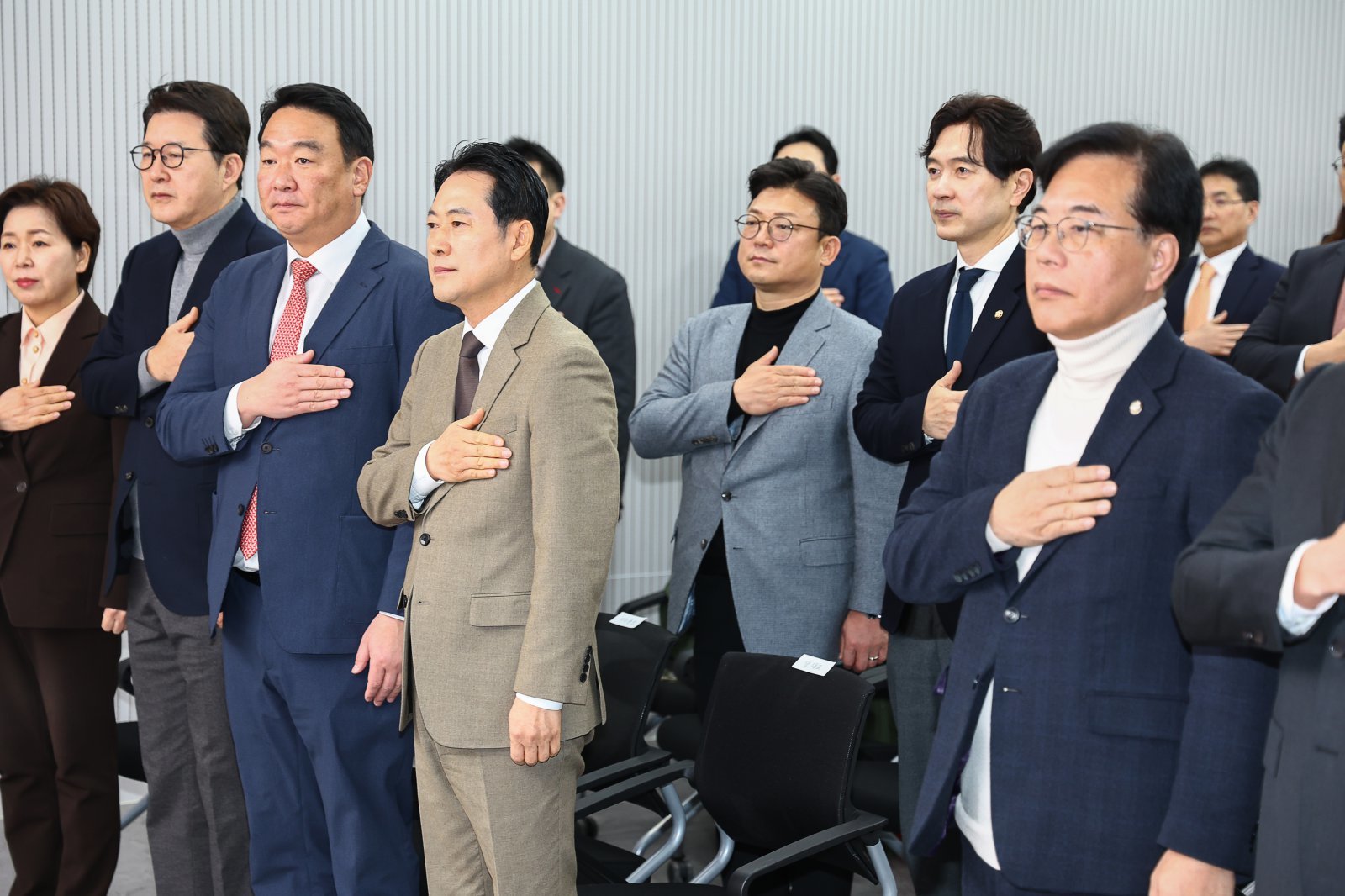 장동혁 국민의힘 대표가 31일 오전 서울 여의도 중앙당사에서 열린 사무처 당직자 종무식에서 정희용 사무총장과 대화하고 있다. 2025.12.31[서울=뉴시스]