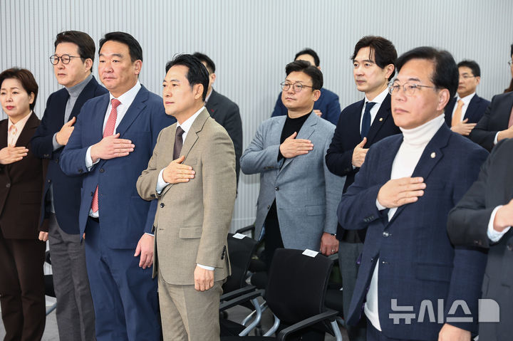 장동혁 국민의힘 대표가 31일 오전 서울 여의도 중앙당사에서 열린 사무처 당직자 종무식에서 정희용 사무총장과 대화하고 있다. 뉴시스