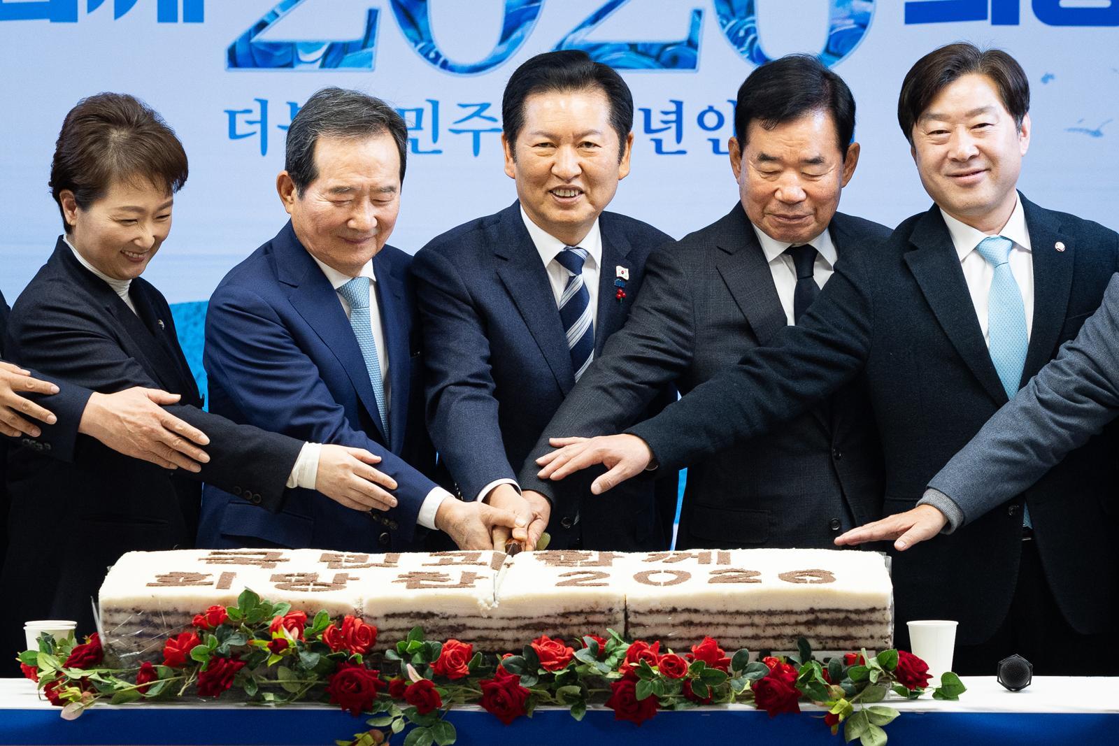 정청래 더불어민주당 대표를 비롯한 지도부 및 상임고문들이 1일 서울 여의도 당사에서 열린 2026 더불어민주당 신년인사회에서 떡을 자르고 있다. 왼쪽부터 이언주 최고위원, 정세균 상임고문, 정 대표, 김진표 상임고문, 황명선 최고위원. 2026.1.1 뉴스1