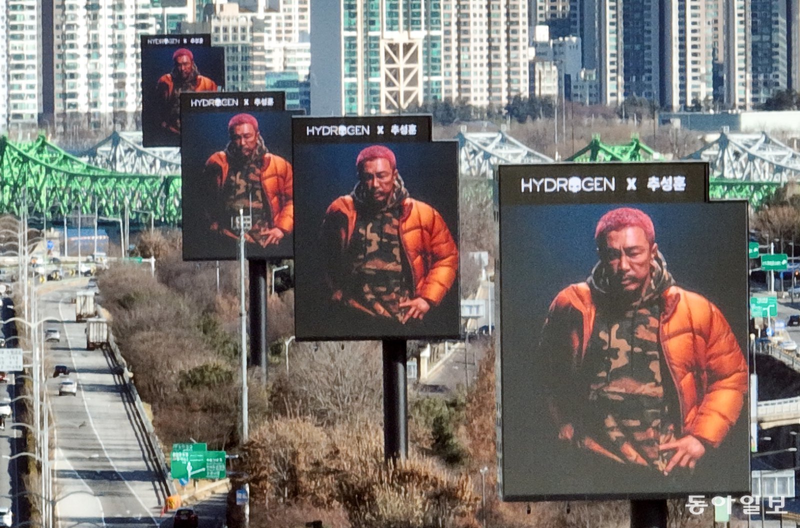 ‘로드블록 여의12’는 다양한 광고 영상을 송출해 눈길을 끌고 있다. 박형기 기자 oneshot@donga.com