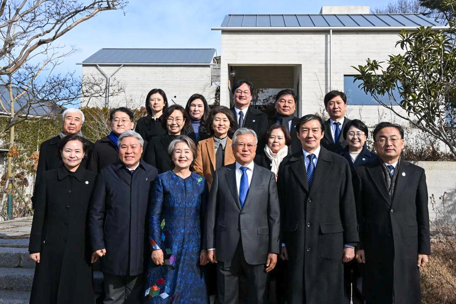조국 조국혁신당 대표와 서왕진 원내대표를 비롯한 지도부가 1일 새해를 맞아 경남 양산 평산마을을 찾아 문재인 전 대통령 부부와 기념 촬영을 하고 있다. 조국혁신당 제공