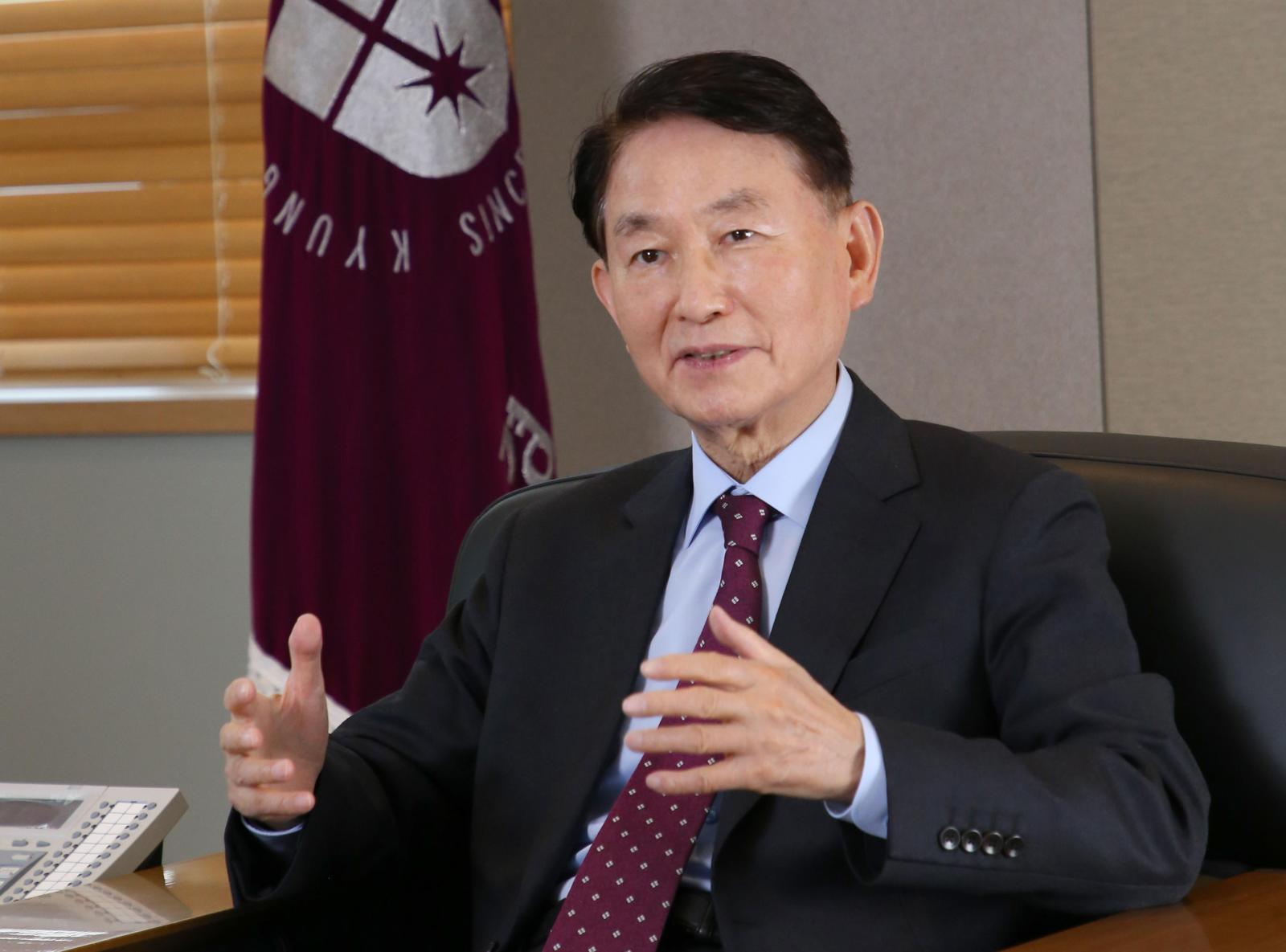 이종근 경성대 총장이 지난해 12월 26일 부산 남구 경성대 총장 집무실에서 동아일보와 인터뷰하고 있다. 그는 “글로컬 대학 30 사업을 통해 한류 문화를 선도하는 대학을 만들 것”이라고 말했다. 경성대 제공