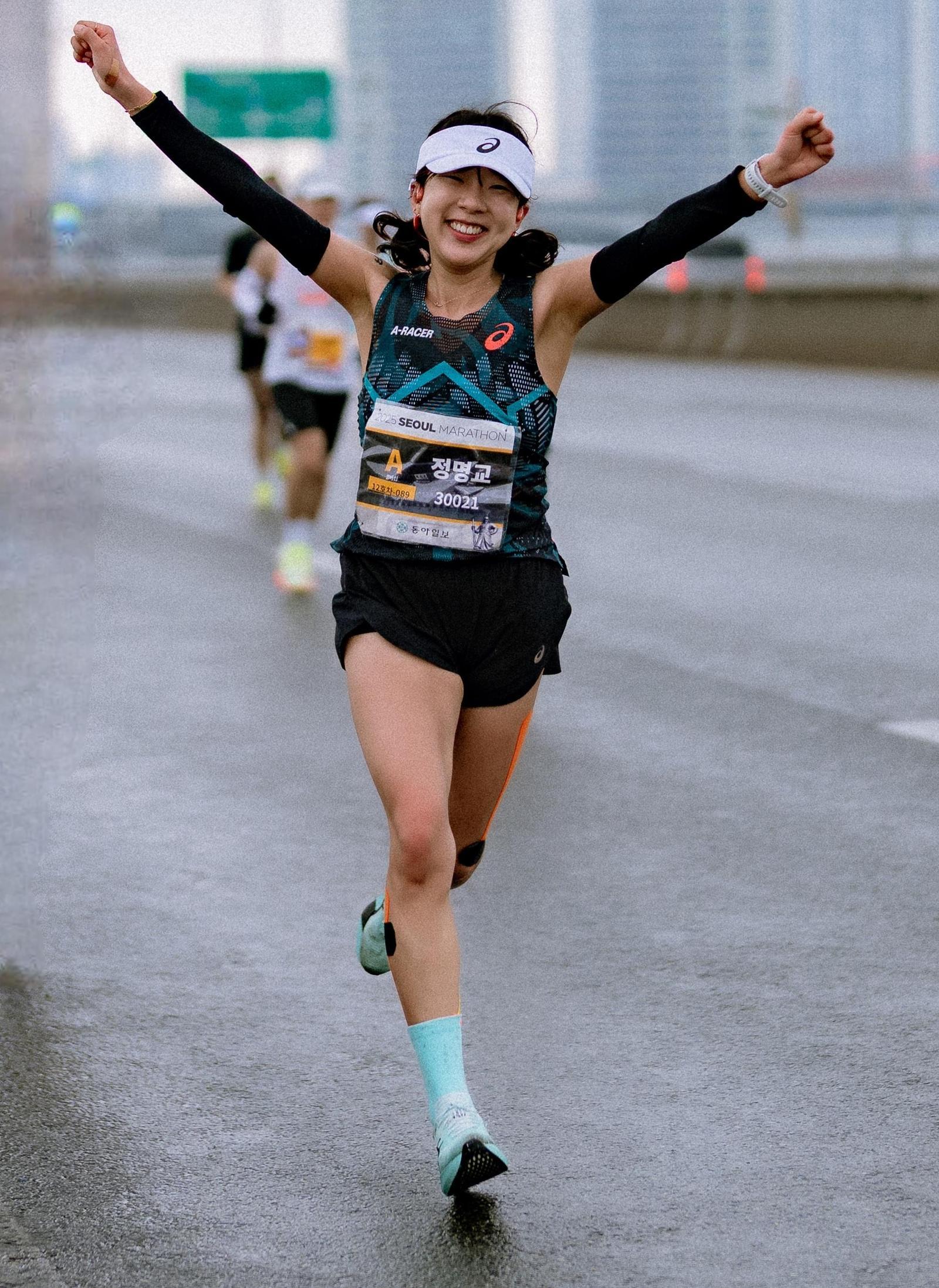 정명교 경남 사천사남초교 교사가 지난해 3월 열린 2025 서울마라톤 겸 제95회 동아마라톤에서 양팔을 들어올리며 질주하고 있다. 2022년 살을 빼기 위해 달리기 시작한 그는 1년 새 체중을 20㎏ 감량한 뒤 마라톤에 빠져 지난해 11월 3시간 4분 43초의 개인 최고 기록을 세우는 등 ‘철녀’로 거듭났다. 정명교 교사 제공