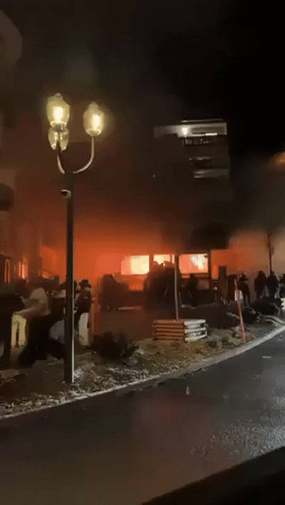 소셜미디어에 올라온 영상에는 술집 밖 도로에서 촬영된 것으로 보이는 건물 내부 화재 장면이 담겨 있었다. (출처 X) 뉴스1