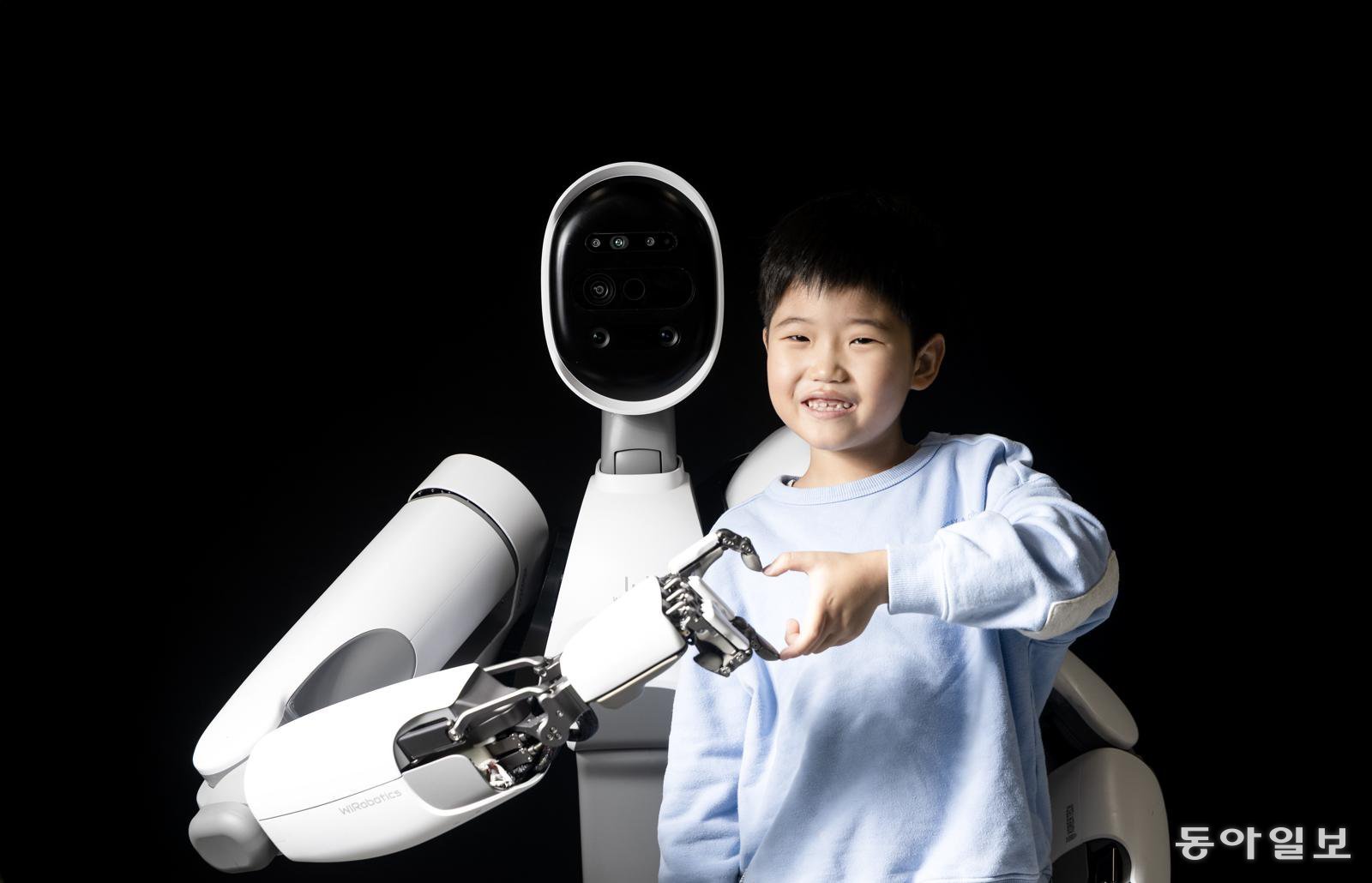 천안에 있는 로봇 이노베이션 허브에서 송유진 어린이와 위로보틱스의 휴머노이드 로봇 ALLEX(알렉스)가 포즈를 취하고 있다. 천안=송은석 기자 silverstone@donga.com