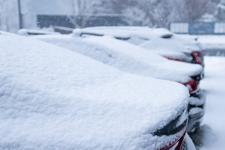 폭설 후 도로 위 염화칼슘은 차량 부식과 고장의 주범이 되므로 반드시 고압 세차로 하부를 정밀하게 씻어내야 한다.  사진=게티이미지뱅크.