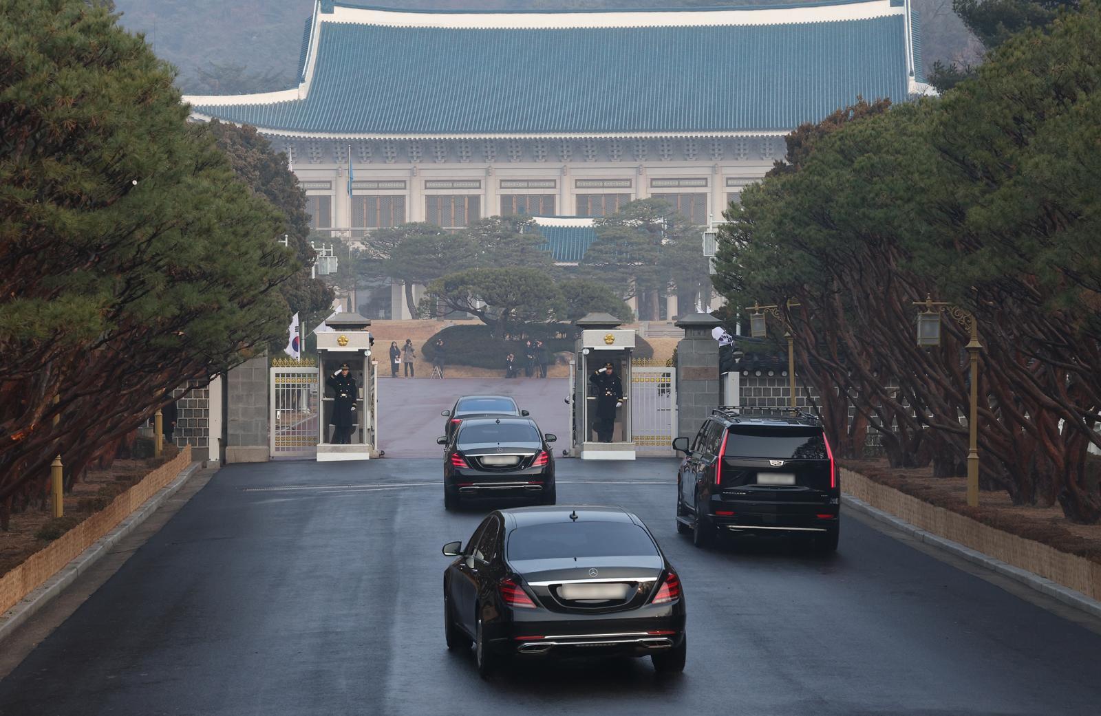 이재명 대통령 차량행렬이 29일 서울 종로구 청와대 정문으로 들어가고 있다. 이 대통령은 청와대로 첫 출근하며 윤 전 대통령이 용산으로 떠난지 약 3년 7개월만에 다시 청와대 시대를 열었다. 2025.12.29 청와대사진기자단 

				송은석 기자 silverstone@donga.com