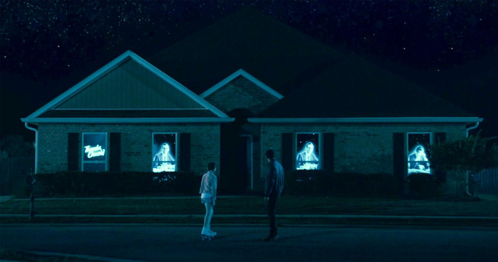 영화 ‘척의 일생’은 척(톰 히들스턴)의 일생을 소우주에 빗대 담아낸 작품이다. 워터홀컴퍼니 제공