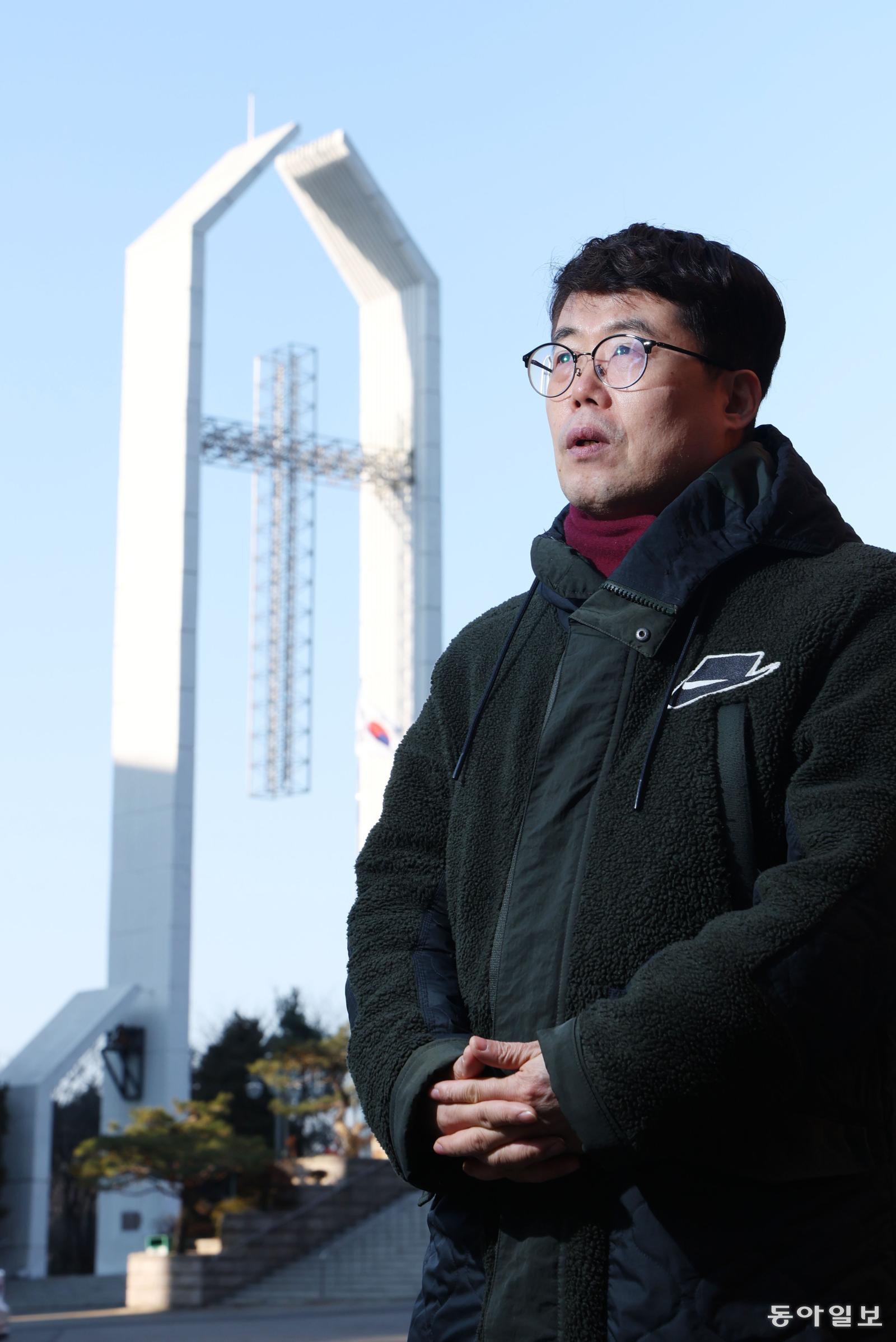 정베드로 목사는 “세 선교사 외에 탈북민 출신인 우리 국민 4명(고현철, 김원호, 함진우, 박정호)이 더 북한에 억류돼 있다”며 “중국과 북한 접경지대에서 활동하다가 납치된 걸로 아는데 제대로 파악되지 않았을 뿐 이런 경우가 이들 말고도 더 있을 가능성이 높다”고 말했다. 신원건 기자 laputa@donga.com