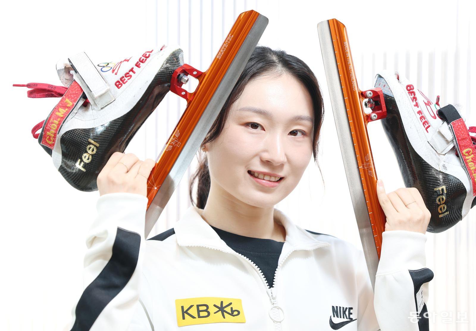 “한국의 힘 보여줄 것”
‘변수’가 속출하는 쇼트트랙에서 10년 넘게 한국 여자 대표팀 에이스로 활약하고 있는 최민정은 2026 밀라노-코르티나담페초 대회 때 올림픽 쇼트트랙 역사상 첫 개인 종목(1500m) 3연패와 한국 선수 올림픽 최다 메달 획득이라는 대기록에 도전한다. 새해를 맞아 충북 진천선수촌에서 만난 최민정은 “모든 기회를 당연하다 여기지 않았기에 가능했다. 이번에도 감사한 마음으로 한국 쇼트트랙이 여전히 강하다는 걸 보여주겠다”고 말했다. 진천=전영한 기자 scoopjyh@donga.com