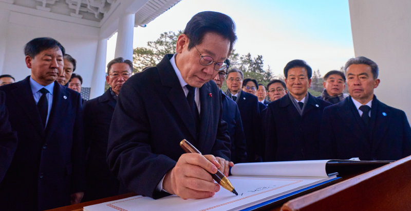 이재명 대통령이 1일 새해 첫 공식 일정으로 서울 동작구 국립서울현충원에서 헌화와 분향을 한 뒤 방명록을 작성하고 있다. 이 대통령은 방명록에 ‘함께 사는 세상 대한민국 대도약의 원년 대한국민과 함께 열겠습니다’라고 적었다. 청와대 제공