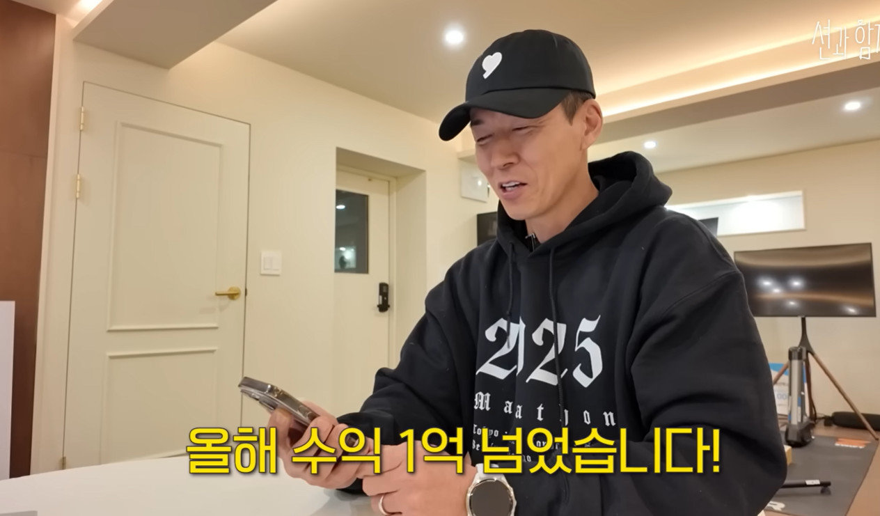 가수 션이 유튜브 채널 ‘션과 함께’의 첫 억대 수익을 전액 기부하겠다고 밝혔다. 조회수 8128만 회로 거둔 성과를 사회 환원으로 마무리했다. 지누션 션 유튜브