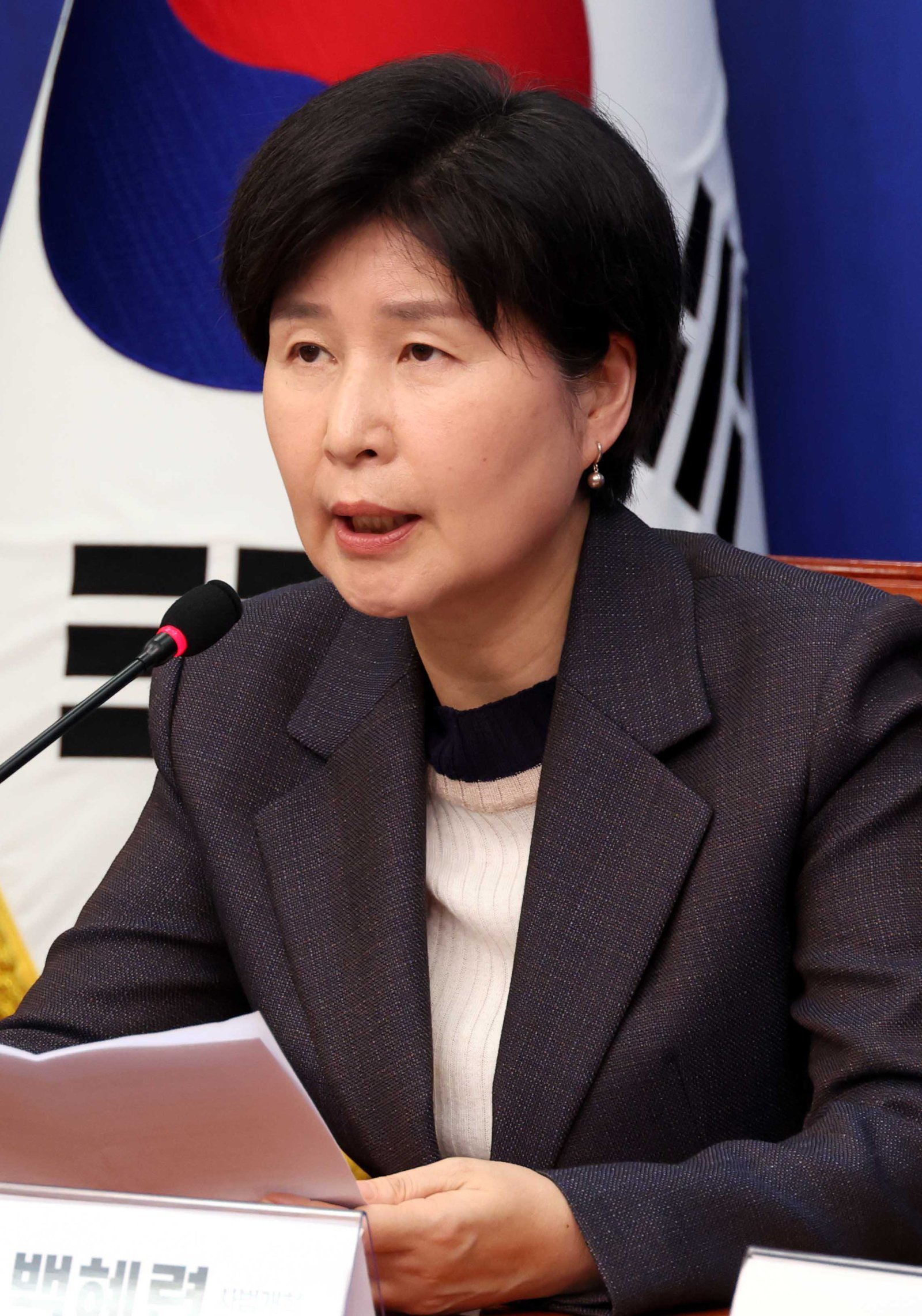 백혜련 “원내대표 임기 왈가왈부할 때 아냐…당 윤리적으로 굉장히 위기”