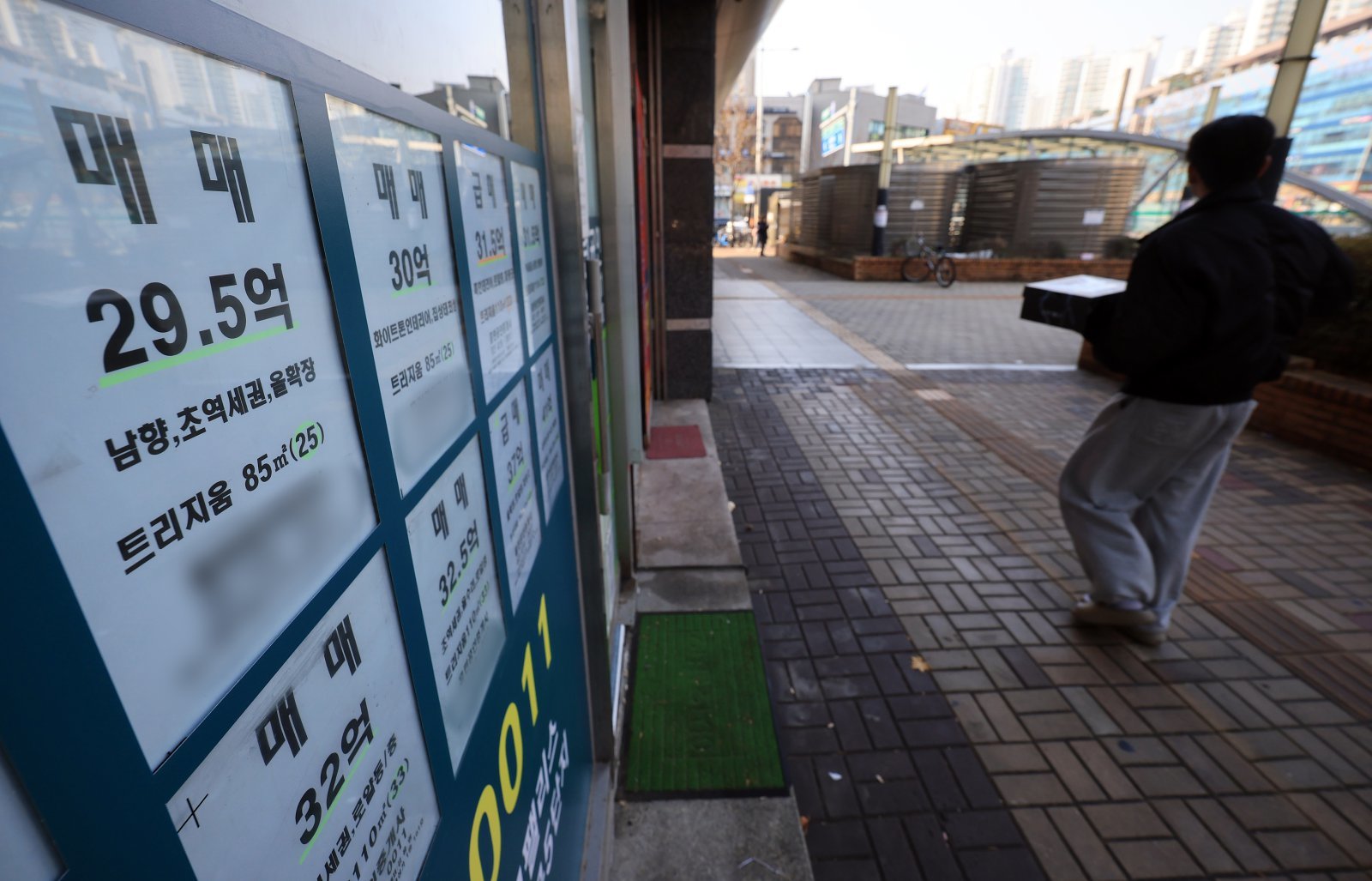 서울 송파구의 한 부동산에 인근 아파트 월세·전세·매매 매물 안내문이 붙어 있다. 2025.12.7 뉴스1