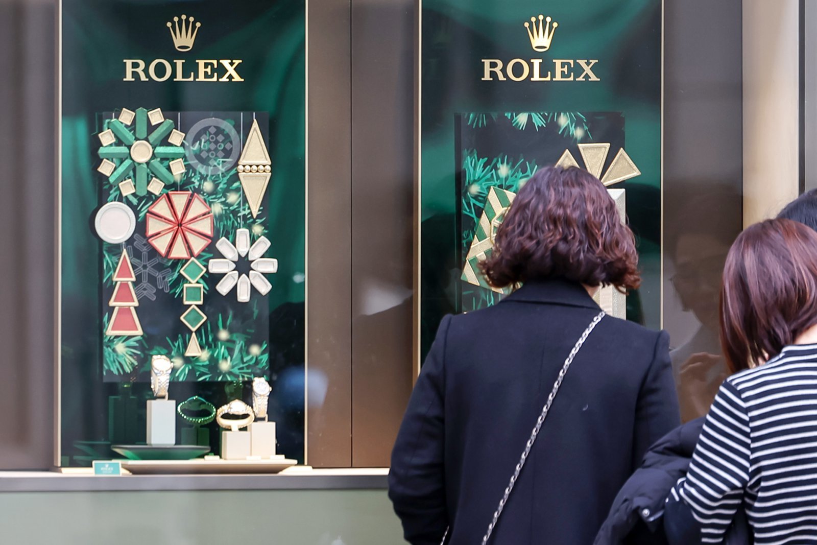서울의 한 백화점 쇼윈도에 전시된 롤렉스 시계를 시민들이 살펴보고 있다. 2025.1.3 뉴스1