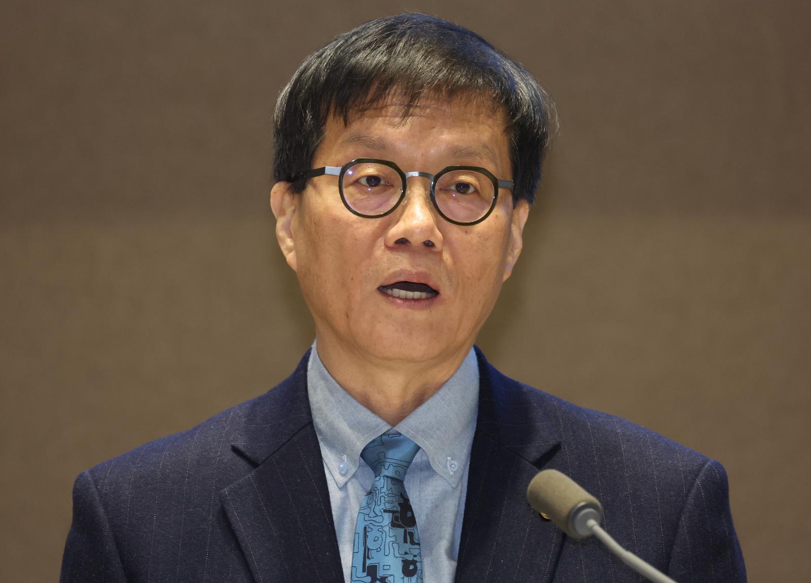 이창용 한국은행 총재가 지난달 23일 서울 중구 한국은행에서 열린 2025 한국은행총재 외부포상 시상식에서 인사말을 하고 있다.ⓒ News1