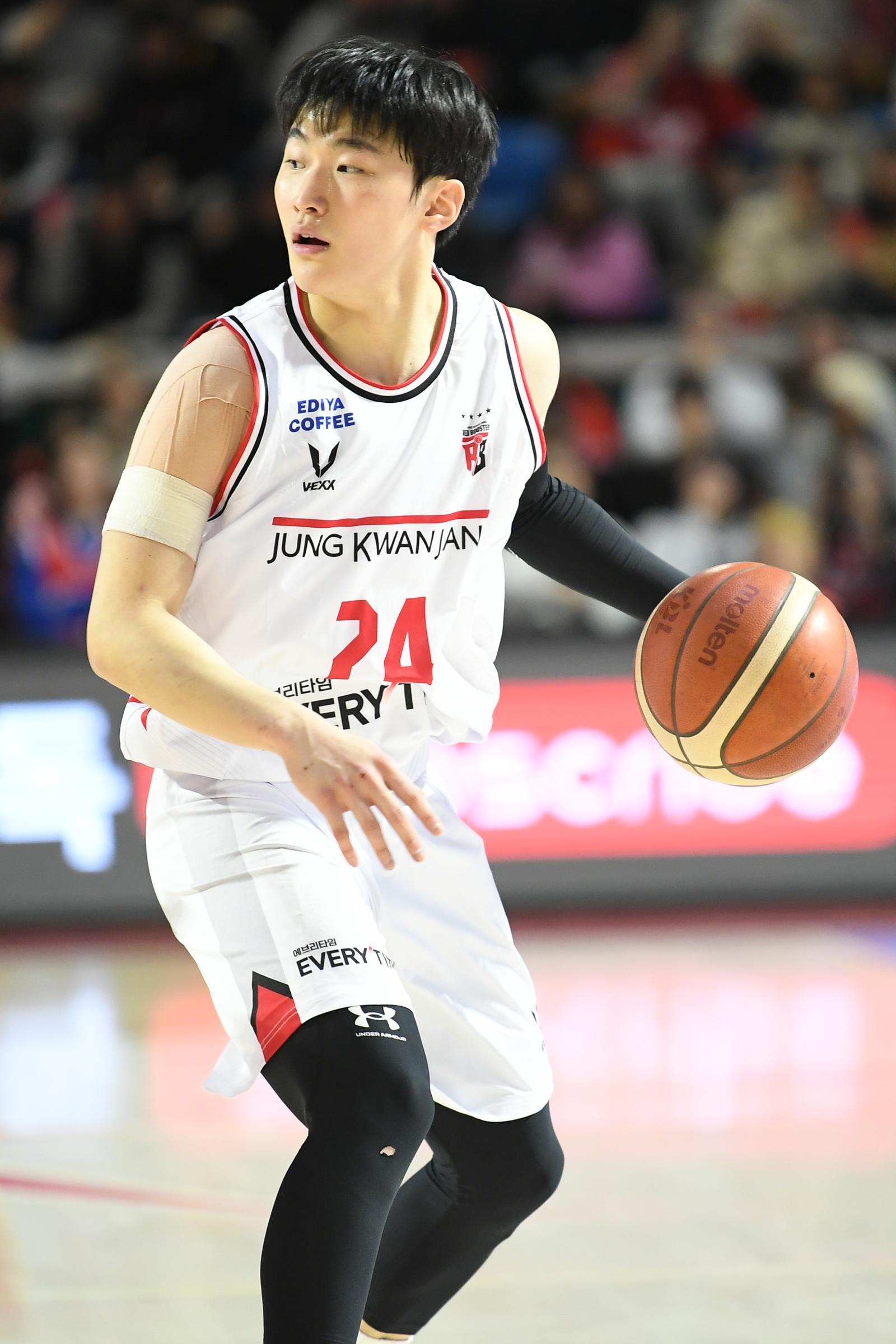 “내가 더 잘해” 경쟁 불붙은 신인 선수들, 프로농구 코트 뜨겁게 달군다