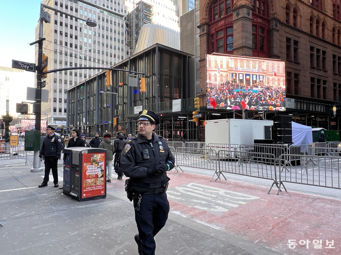 취임식이 시작됐지만 수 만명의 시민들 대부분이 입장하지 못했다. 뉴욕=임우선 특파원