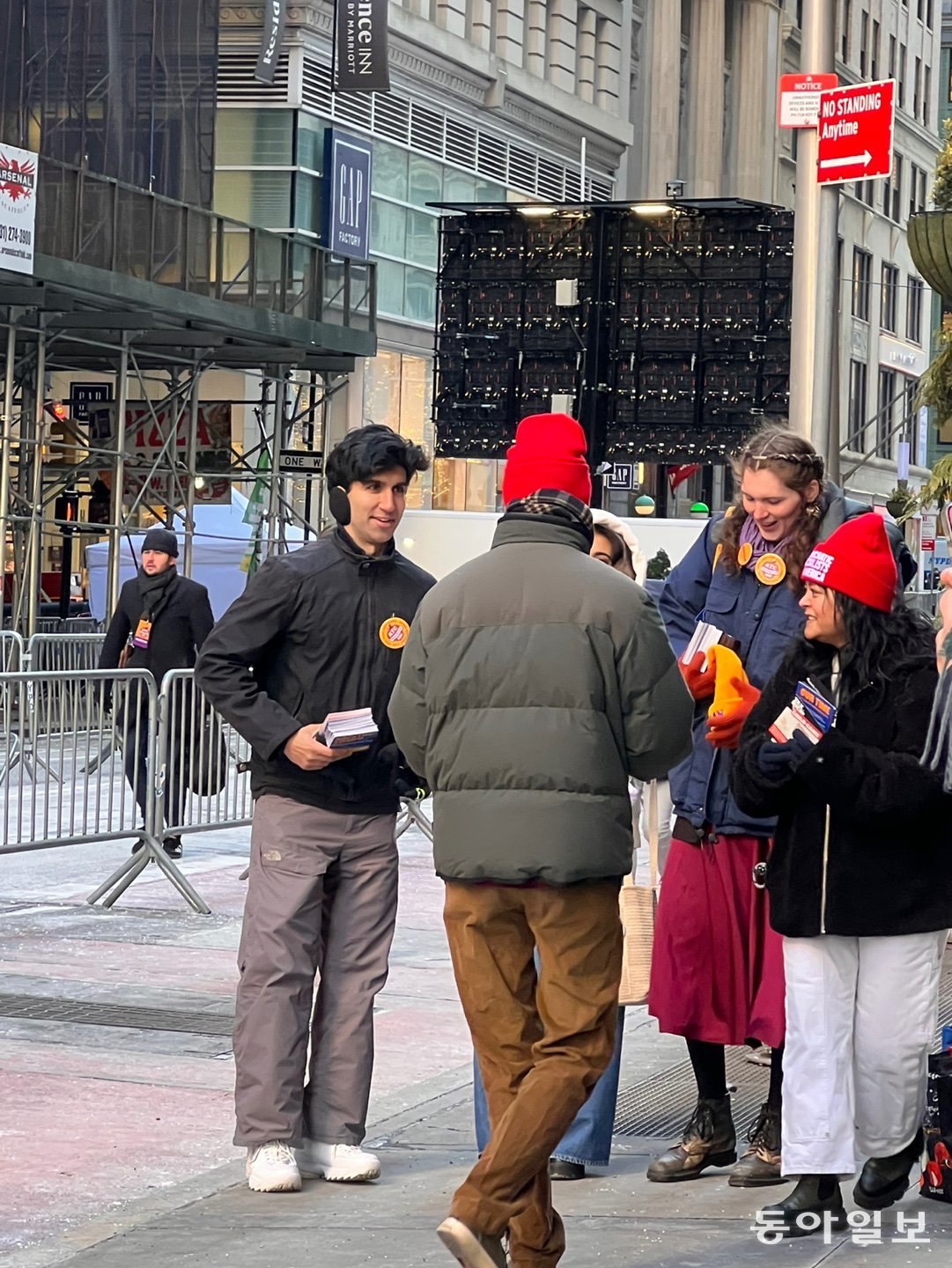 이날 단관 파티에도 어김없이 나타난 자원봉사자들. 맘다니 시장의 당선에는 자발적으로 캠프에 참여해 소셜미디어 홍보활동 등을 펼친 9만 여명의 자원봉사자들이 핵심 역할을 했다는 평가를 받는다. 이날도 맘다니 지지 자원봉사자들은 정책 지지 서명을 위한 팸플랫과 뱃지 등을 나눠주며 맘다니 행정부에 동참해 줄 것을 부탁했다. 뉴욕=임우선 특파원