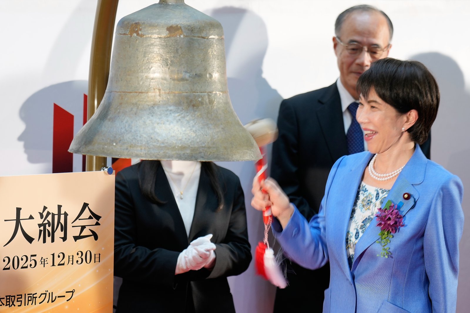 새해를 맞이해 일본 국회 해산에 관심이 쏠리고 있다고 현지 언론들이 2일 보도했다. 취임한지 약 2개월 반이 지난 다카이치 사나에(高市早苗) 총리의 결단에 이목이 집중된다. 사진은 다카이치 총리가 지난달 30일 일본 도쿄 도쿄증권거래소(TSE)에서 올해의 주식 시장 거래 마감을 알리는 ‘대납회’에 참석해 타종하고 있는 모습. 2025.01.02 도쿄=AP 뉴시스
