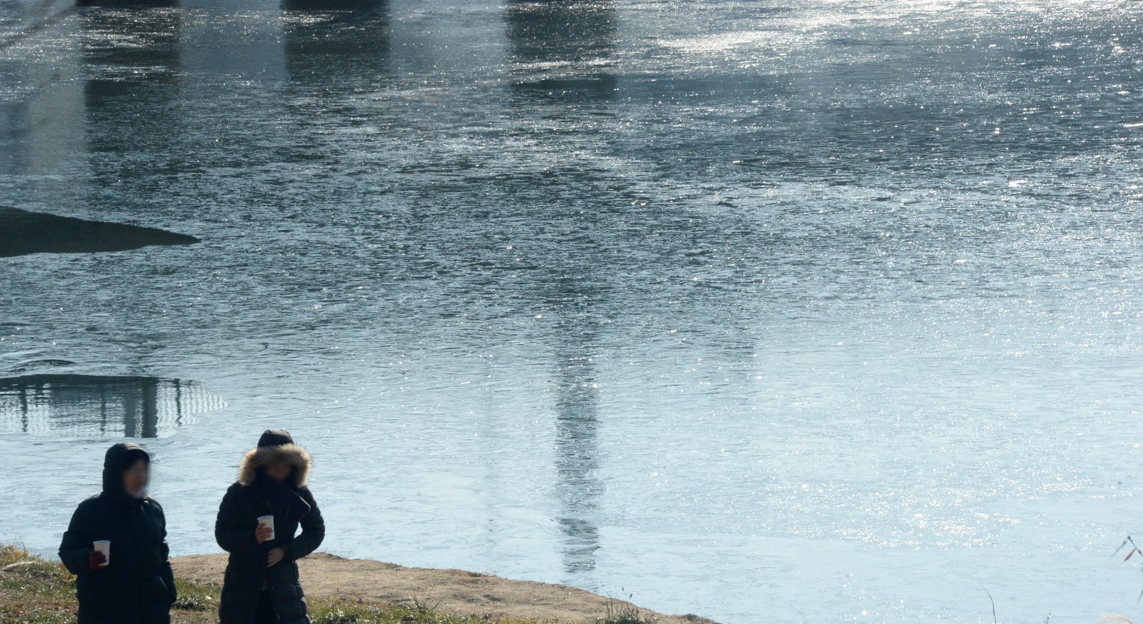 전북 전주시의 최저온도가 영하 8도까지 떨어지며 추위가 시작된 2일 전북 전주시 송천동 전주천 하류가 꽁꽁 얼어붙어 있다. 2026.01.02 전주=뉴시스