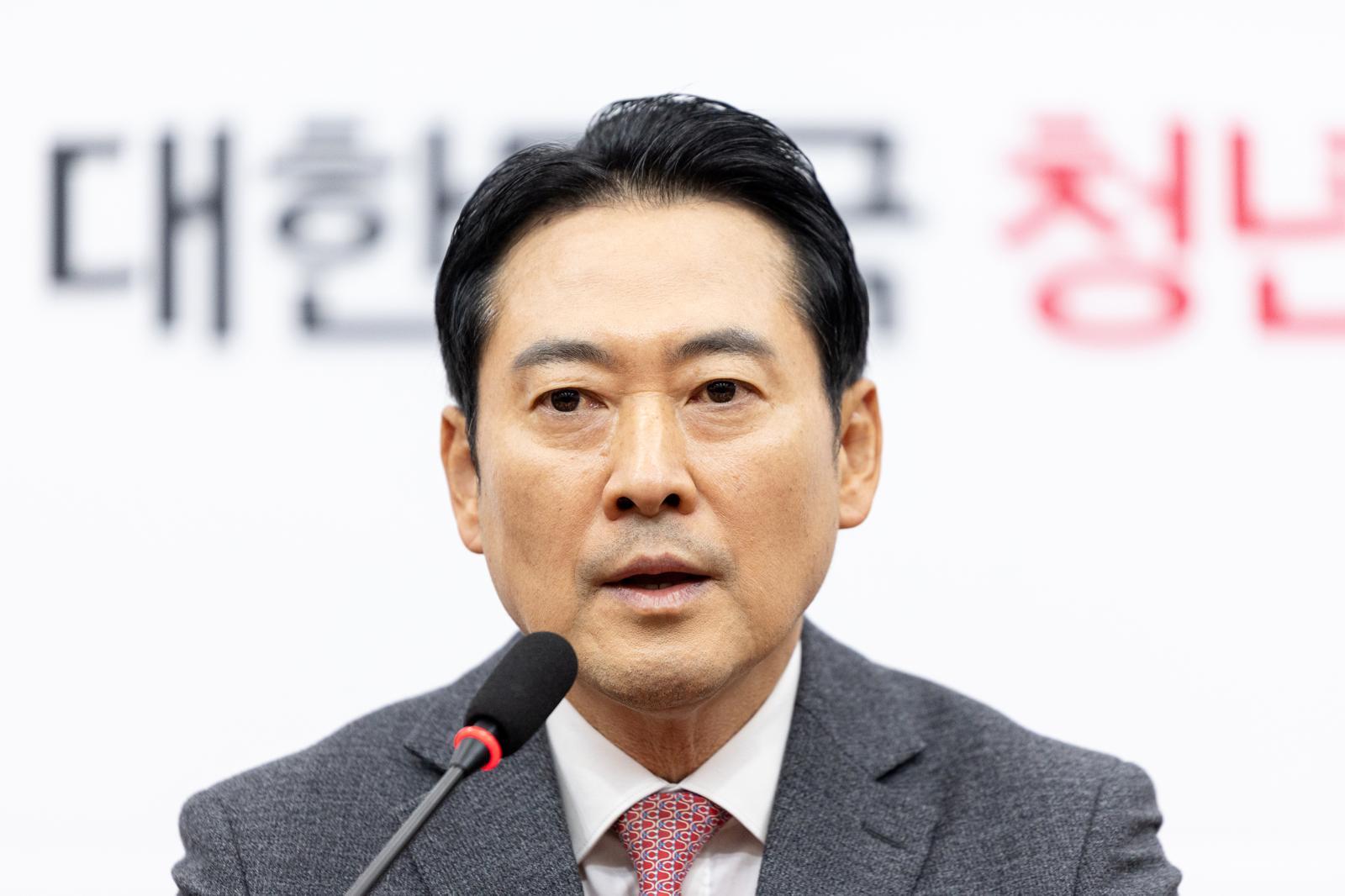 장동혁 국민의힘 대표가 2일 서울 여의도 국회에서 열린 기자간담회에서 모두발언하고 있다. 2026.1.2/뉴스1