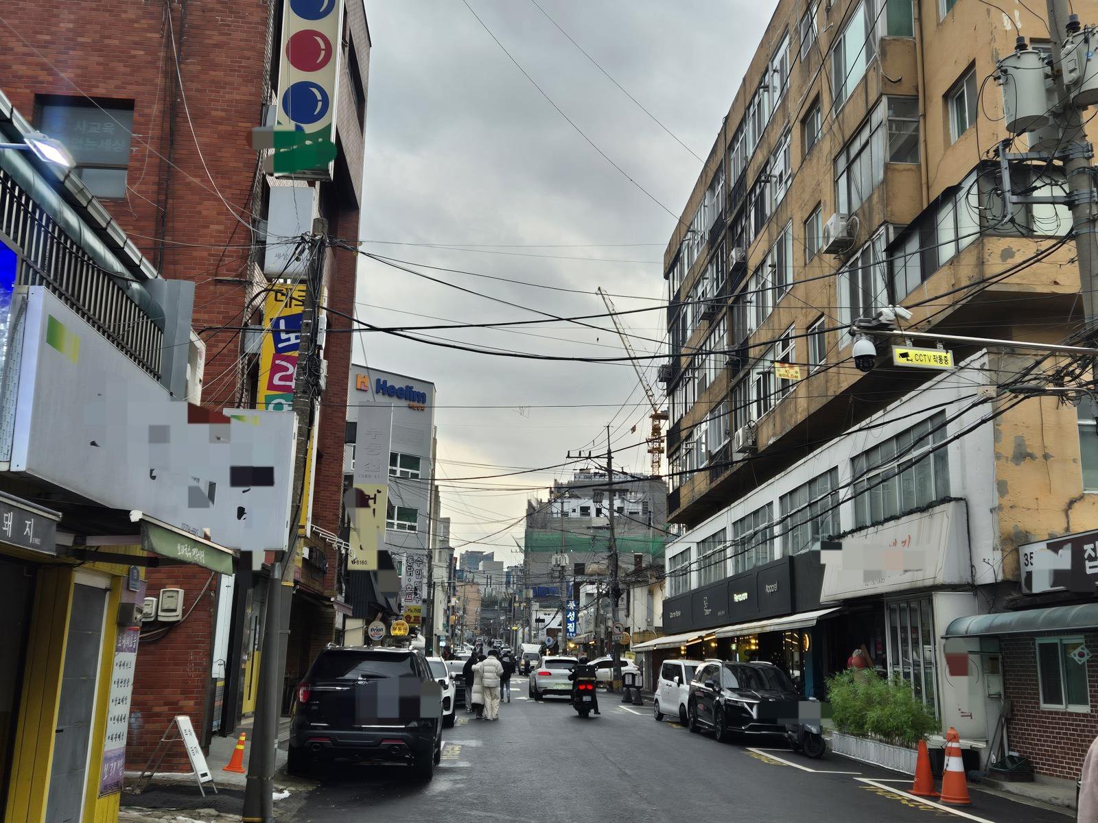 6일 서울 용산 대통령실 인근 가게들. 뉴스1