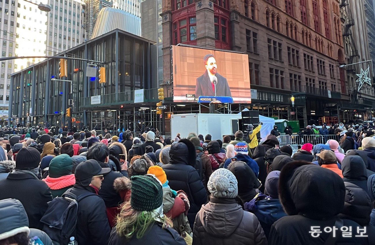 맘다니 시장의 연설은 1시간 이상 진행된 취임식의 맨 마지막 순서였는데, 이때쯤에야 드디어 단체관람 거리에 시민들이 가득 채워졌다.