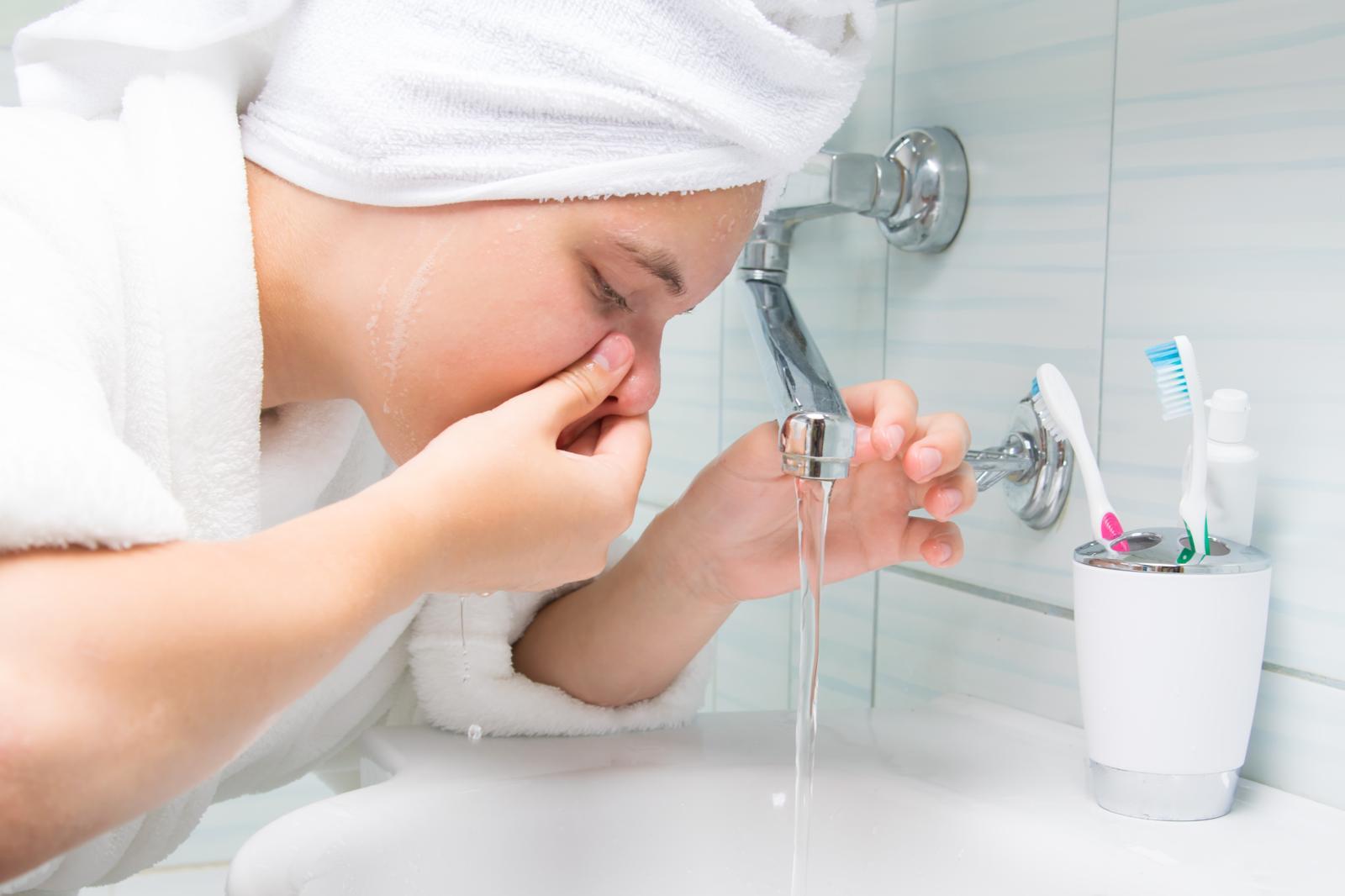 비강 세척은 코막힘이나 점액 정체 완화에는 도움이 될 수 있지만, 세척수의 위생 상태와 사용 빈도에 따라 감염 위험이 커질 수 있어 주의가 필요하다.게티이미지뱅크