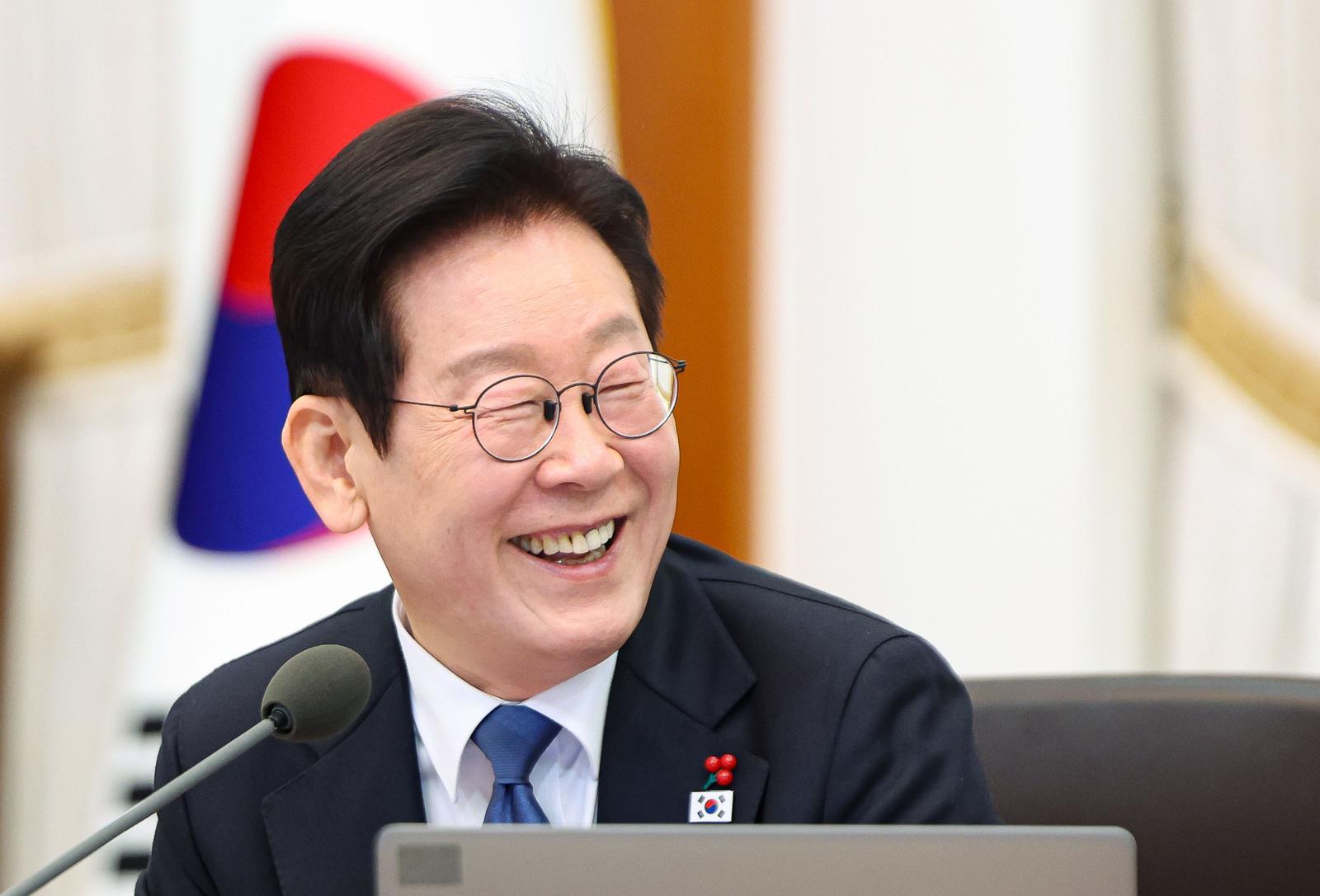 이재명 대통령이 30일 청와대에서 열린 국무회의를 주재하며 밝은 표정으로 발언하고 있다. (청와대통신사진기자단) 2025.12.30 뉴시스