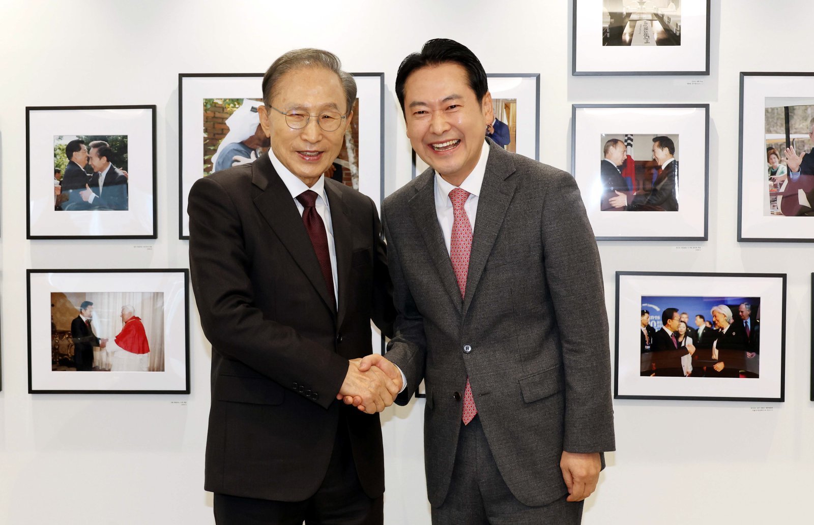 장동혁 국민의힘 대표가 2일 서울 서초구 영포빌딩에서 이명박 전 대통령을 예방, 기념 촬영을 하고 있다. 국회사진기자단