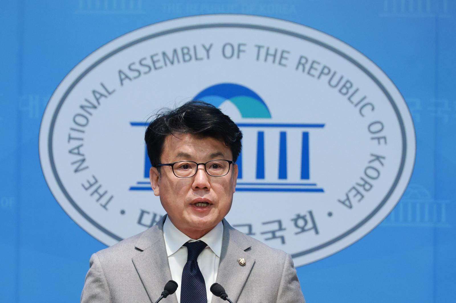 진성준 더불어민주당 의원이 31일 서울 여의도 국회 소통관에서 원내대표 선거 출마 기자회견을 하고 있다. 2025.12.31 뉴시스