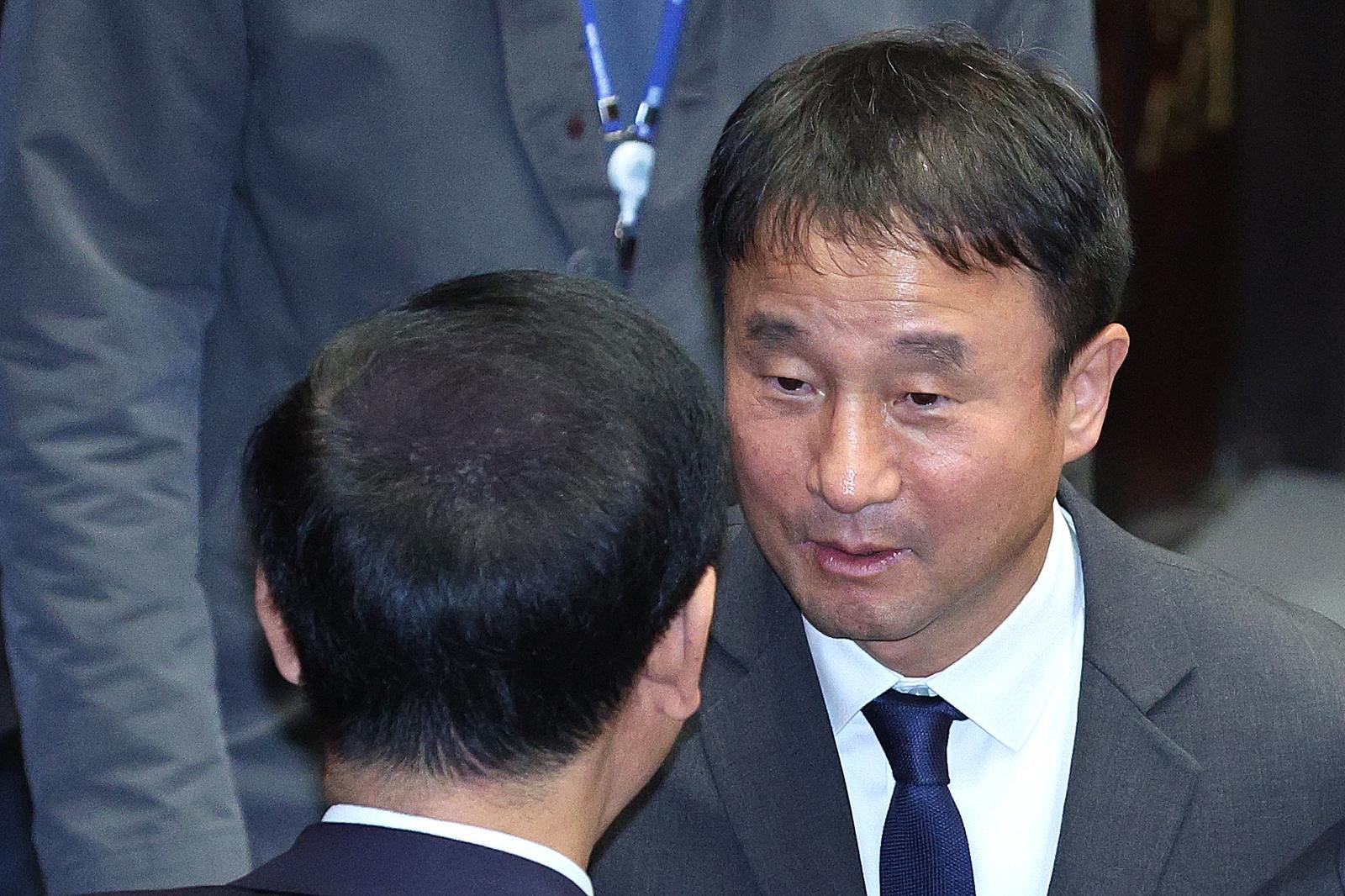 한병도 위원장과 구윤철 경제부총리 겸 기획재정부 장관이 27일 서울 여의도 국회에서 열린 예산결산특별위원회 전체회의를 마친 후 인사하고 있다. 2025.11.27 뉴스1