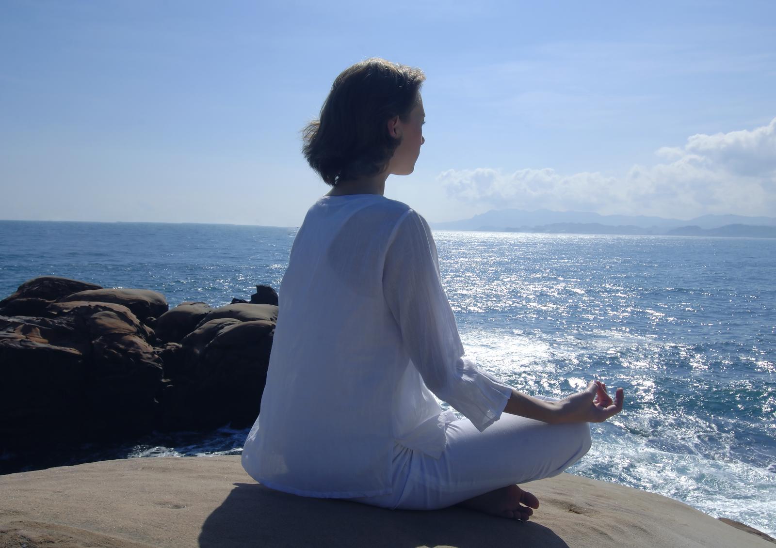 아침 햇빛을 받으며 가볍게 걷는 것만으로도 생체리듬을 깨우는 데 도움이 된다. 전문가들은 “햇빛 노출은 우울감을 완전히 없애는 만능 해법은 아니지만, 하루를 시작하는 신호로는 의미가 있다”고 설명한다. 게티이미지뱅크