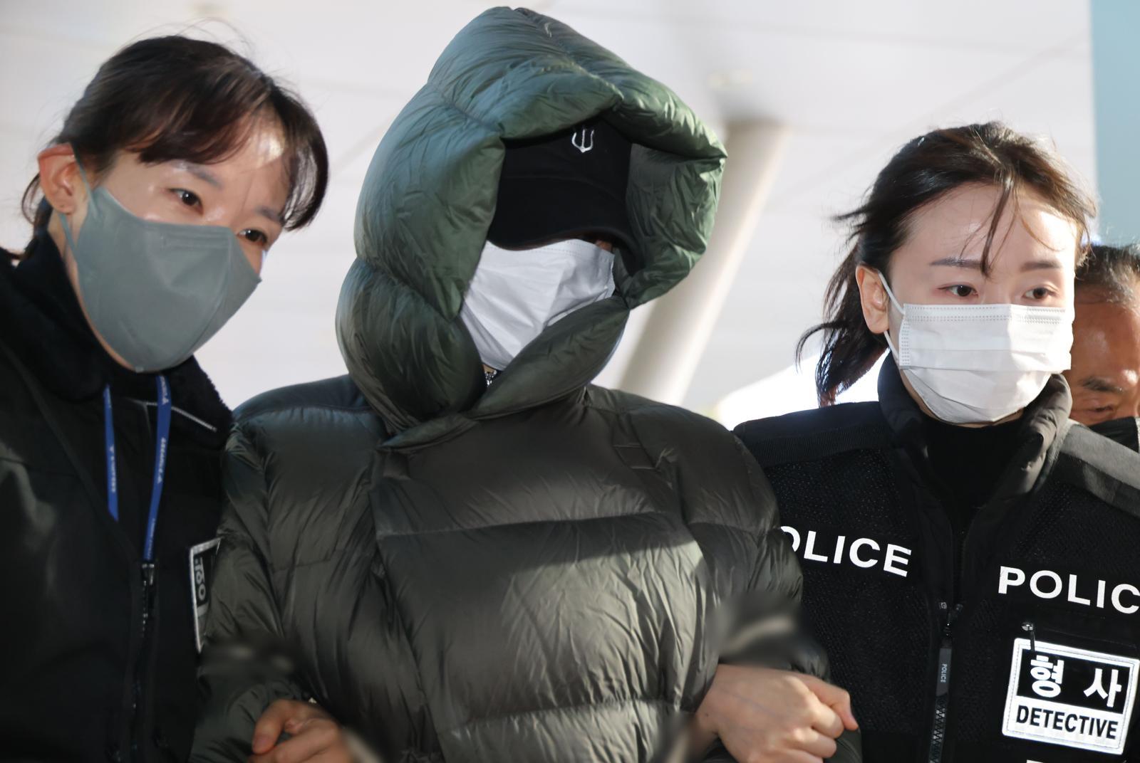 마약 혐의로 경찰 수사 대상에 오른 상황에서 해외로 도피했다가 체포된 남양유업 창업주의 외손녀 황하나 씨가 지난달 26일 경기 안양시 동안구 수원지방법원 안양지원에서 열린 구속 전 피의자 심문(영장실질심사)에 출석하고 있다. 뉴스1