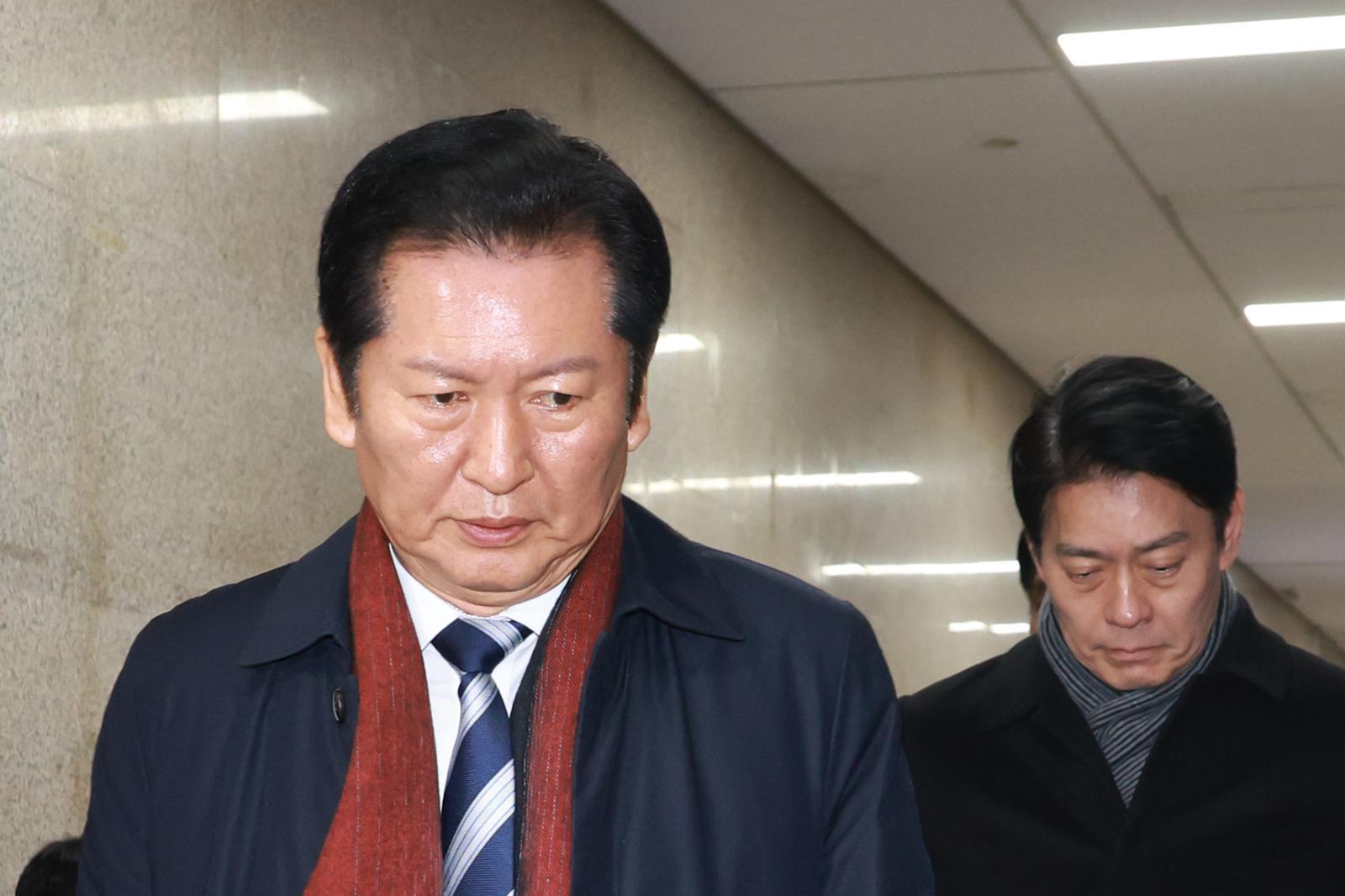 정청래 더불어민주당 대표가 1일 서울 여의도 국회에서 긴급 최고위원회의를 하기 위해 당대표실로 향하고 있다. 2026.01.01. 뉴시스