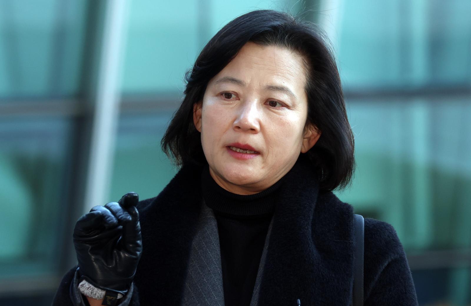 최근 법무부 인사에서 고검검사급 보직으로 사실상 강등된 정유미 검사장이 지난달 22일 오전 서울 서초구 서울행정법원에서 열린 인사 효력을 멈춰달라며 낸 집행정지 신청 심문기일에 출석하고 있다. 뉴스1