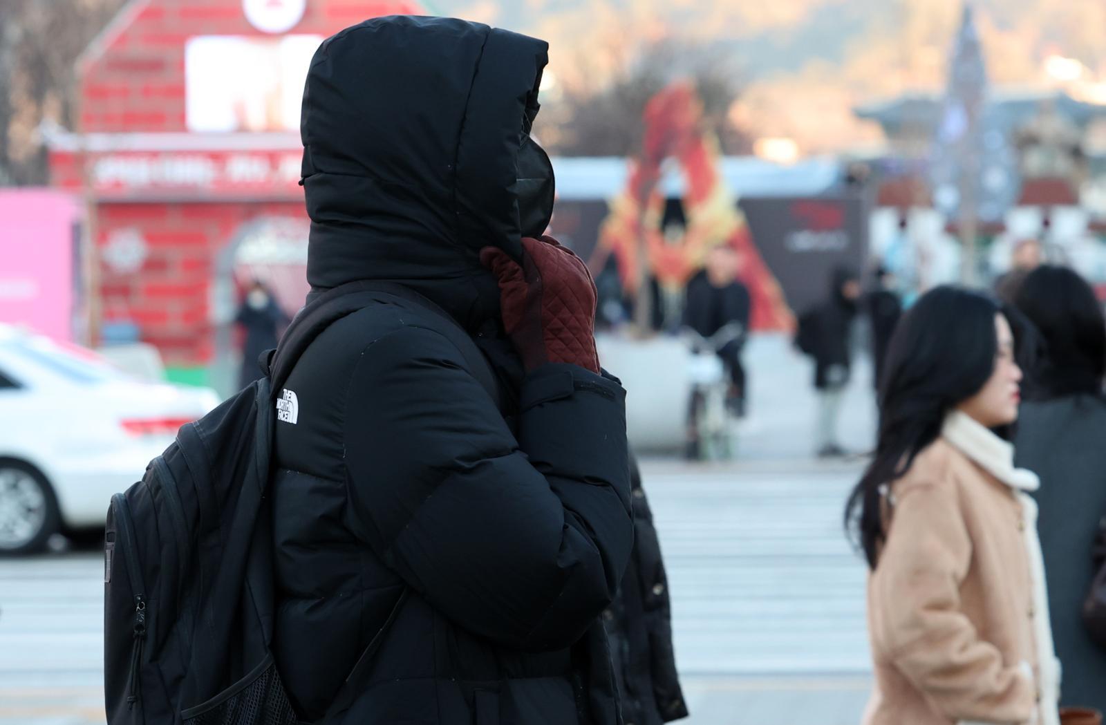 서울의 아침 기온이 영하 7도를 보이며 강추위가 찾아온 31일 오전 서울 종로구 광화문네거리에서 두꺼운 옷을 입은 시민들이 발걸음을 재촉하고 있다. 2025.12.31 뉴시스