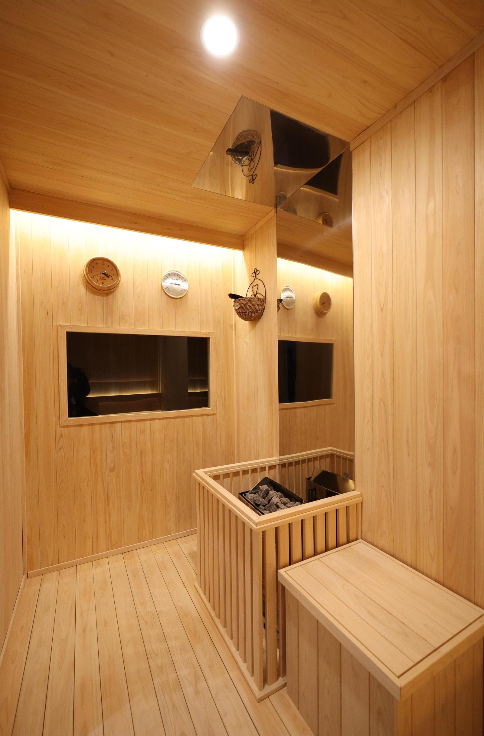 2일 청와대로 이전 작업을 마친 서울 용산 대통령실 청사의 모습이 공개되고 있다. 사진은 대통령집무실에 설치된 사우나실. 뉴시스